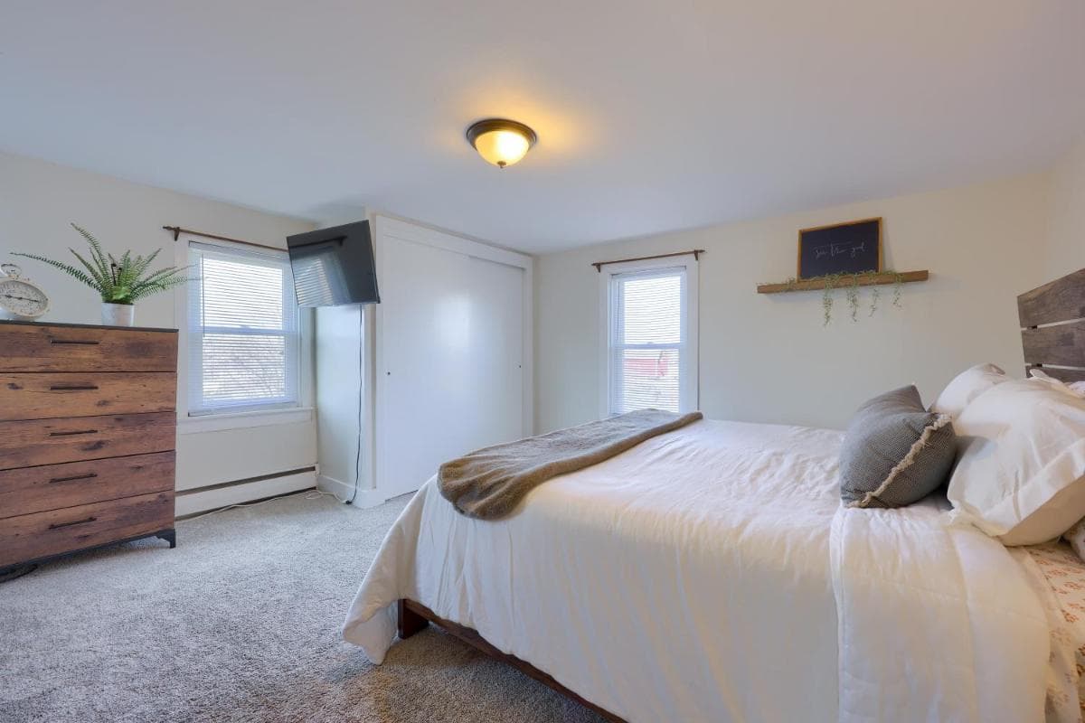 2-Bedroom House w/ Large Outdoor and Firepit!