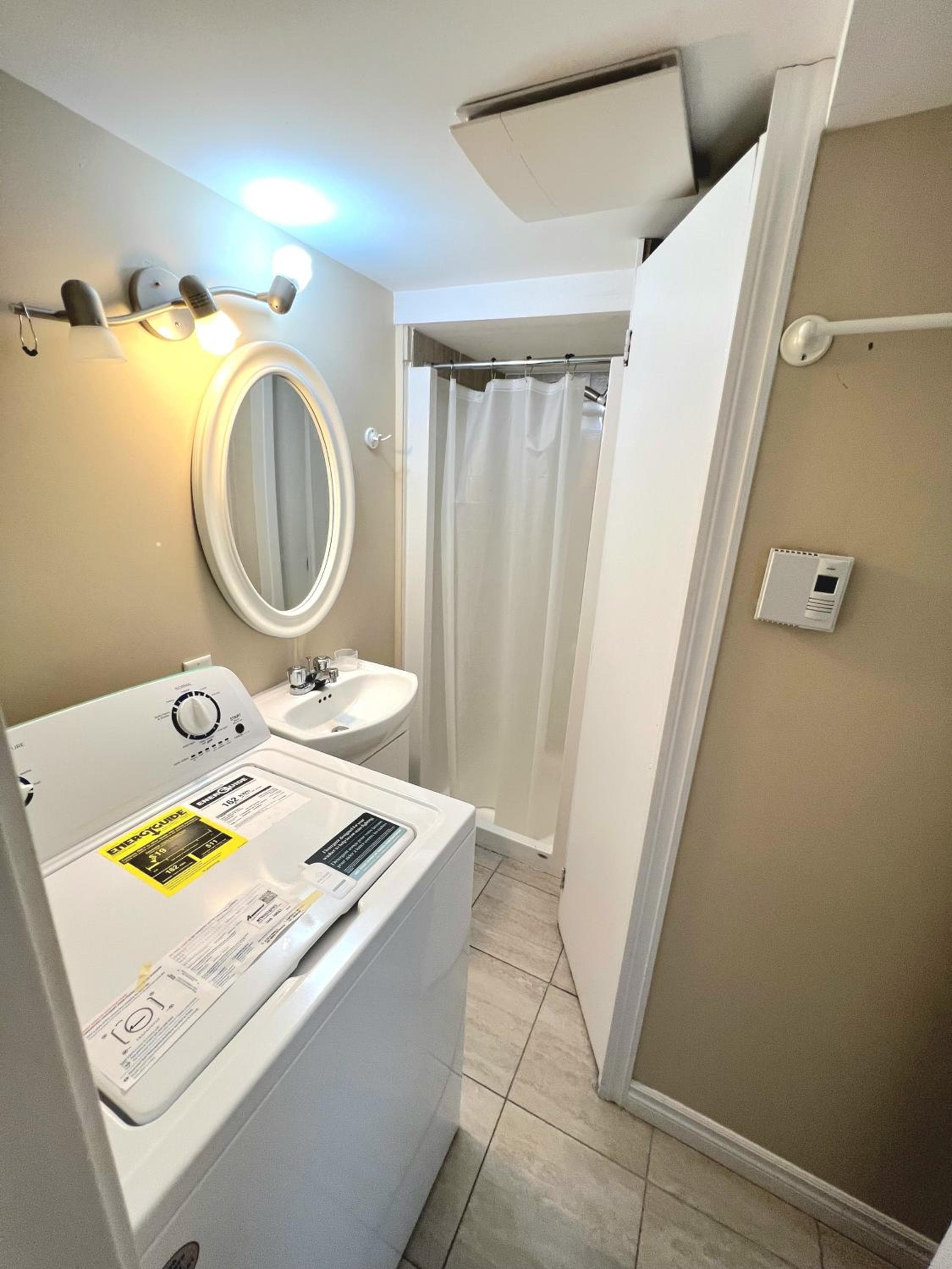 Cozy spacious Apt In Laval, Greater Montreal