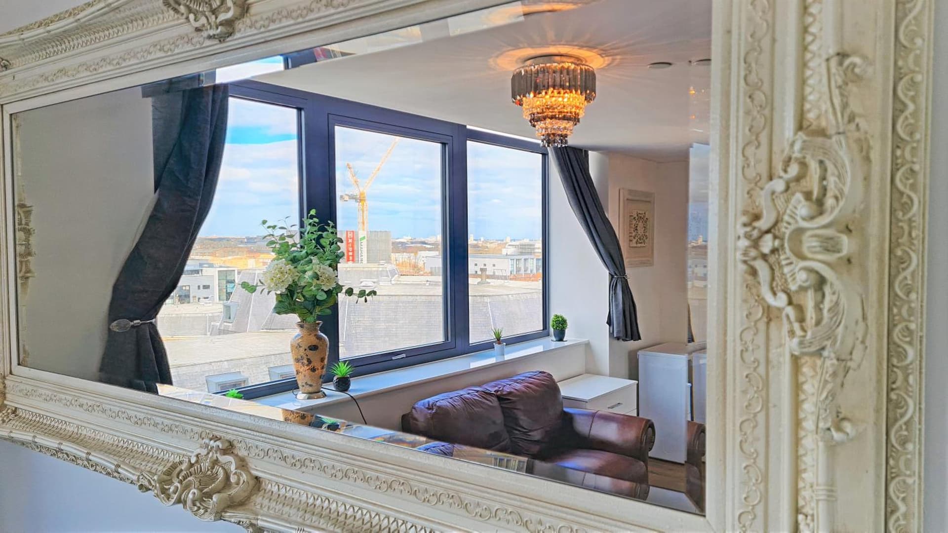 Sidemersey Livings - 2 Bedroom Central Skyline Apartment with views and parking