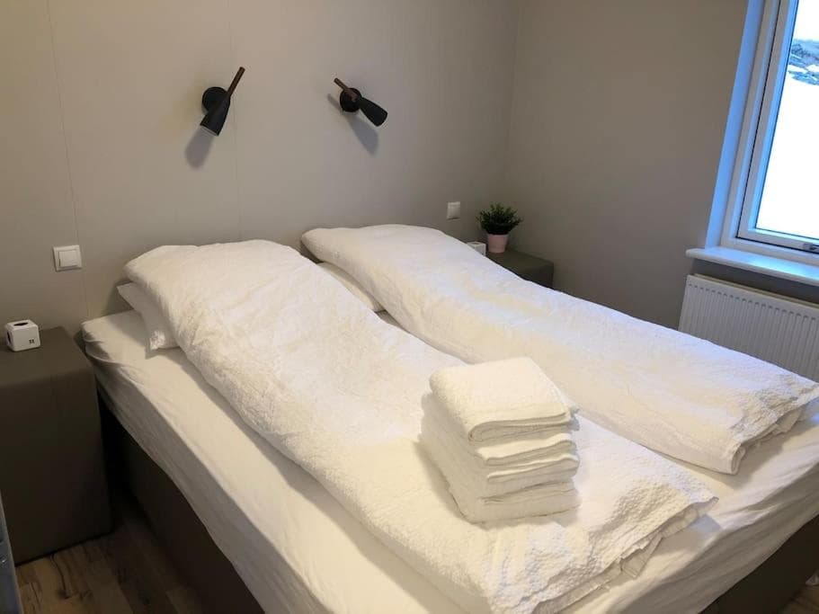 EYVÍK Cottages - Private HOT TUB!