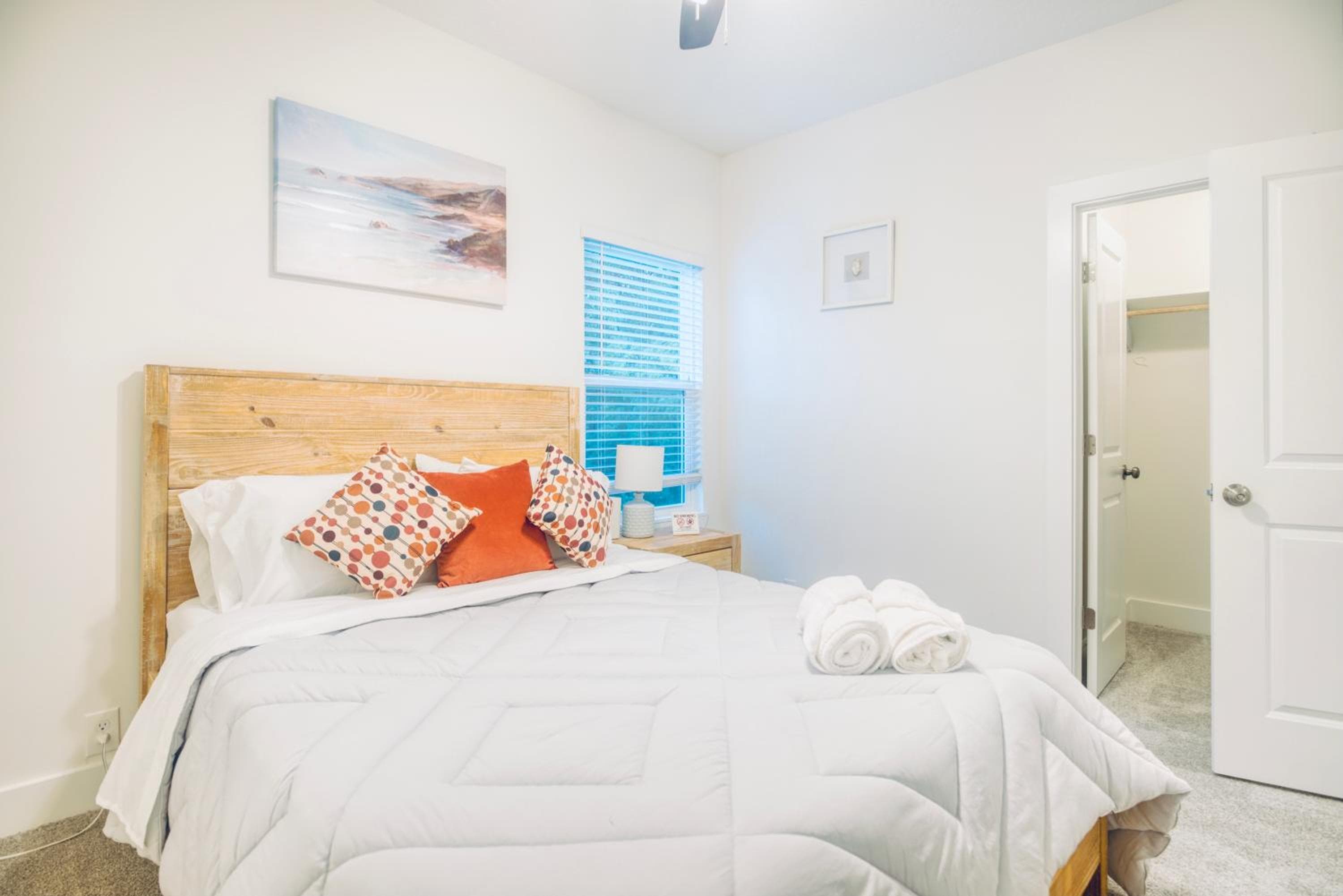 Jax Beach Hot Tub Retreat - Private Backyard - Fire Pit - Sleeps 8 - 5 Min to Beach