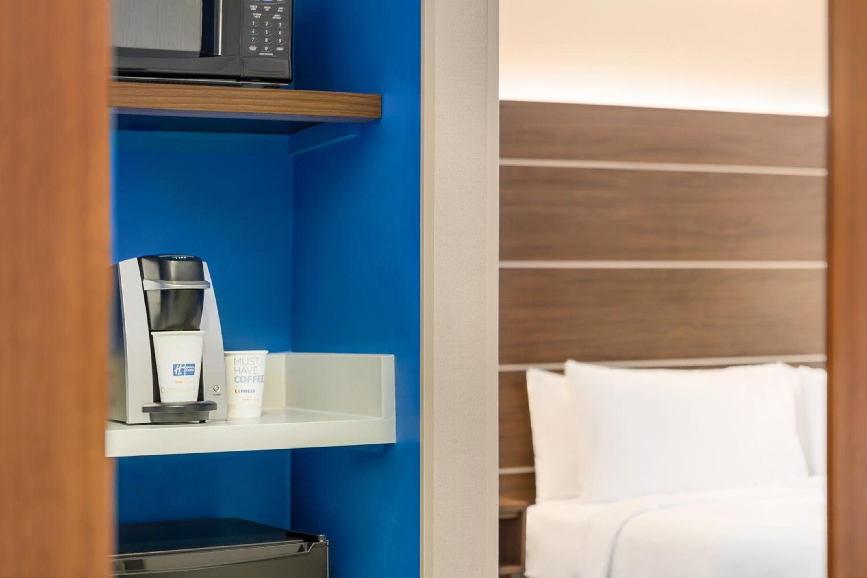 Holiday Inn Express & Suites Philadelphia - Mt Laurel by IHG