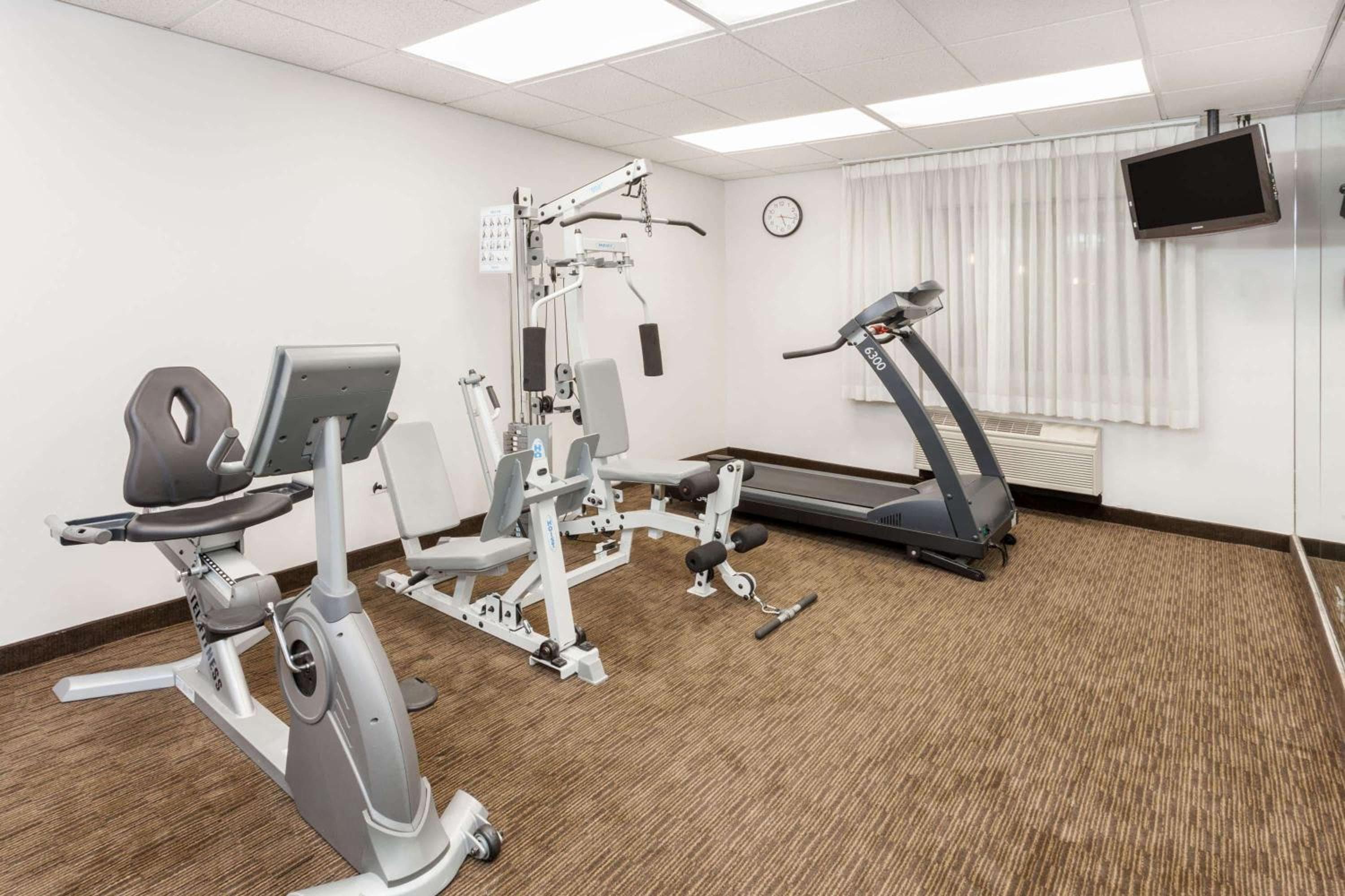 Days Inn & Suites by Wyndham Arlington Heights