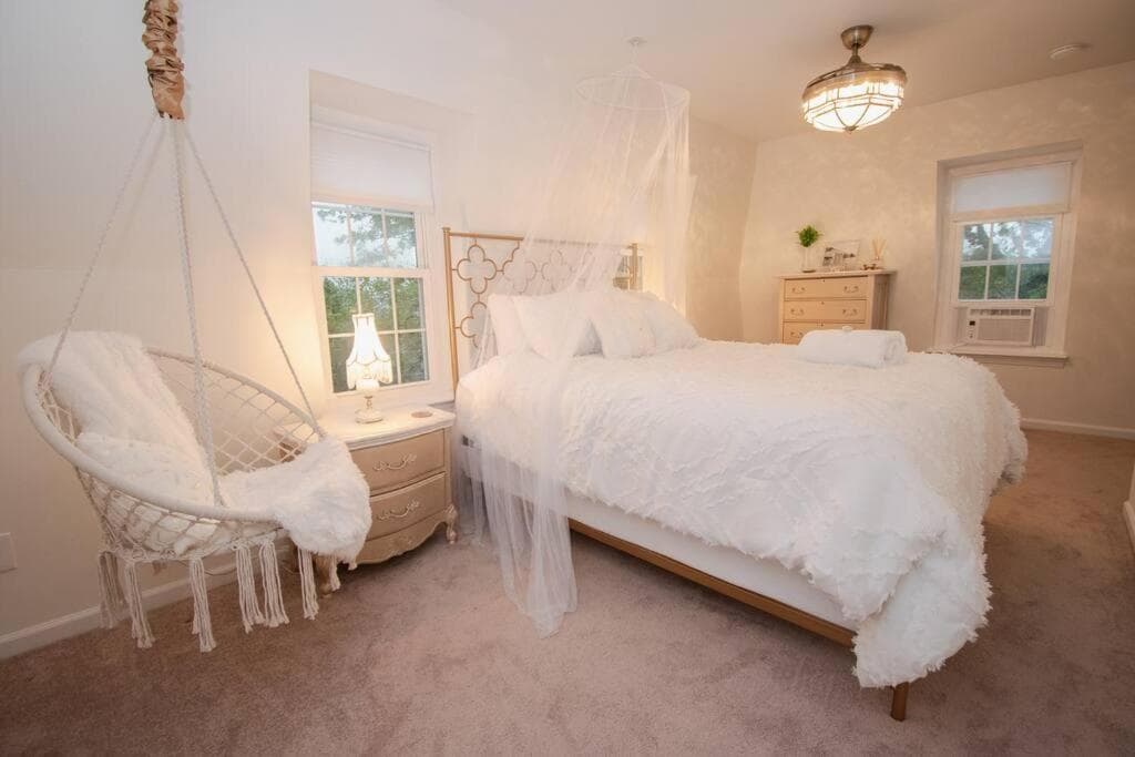 Gorgeous historic Victorian with 8 bedroom/4 baths