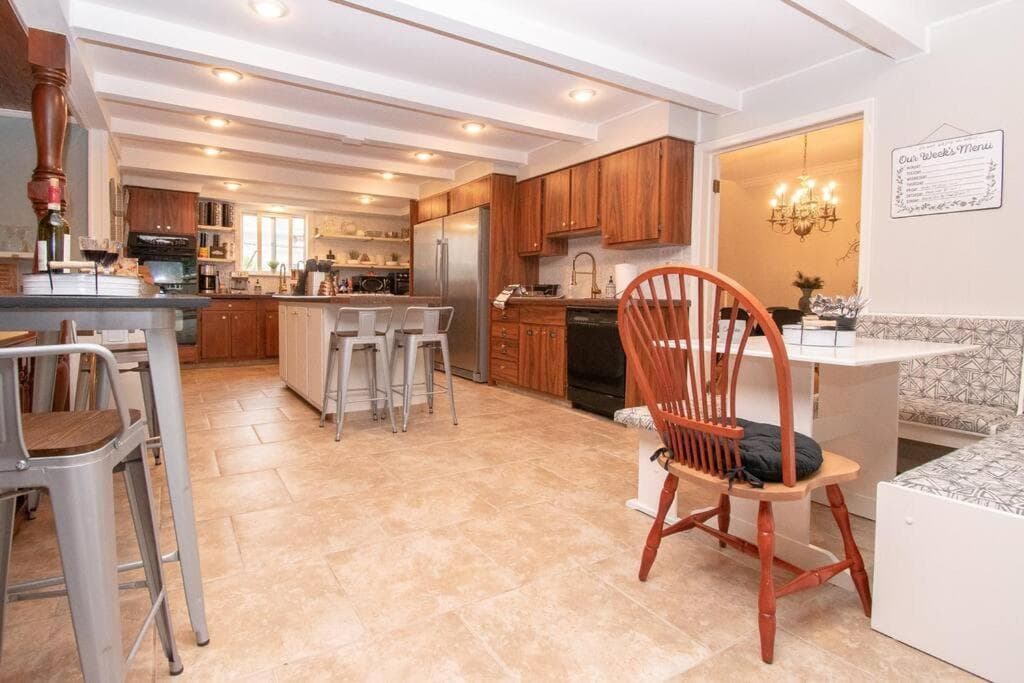 Gorgeous historic Victorian with 8 bedroom/4 baths