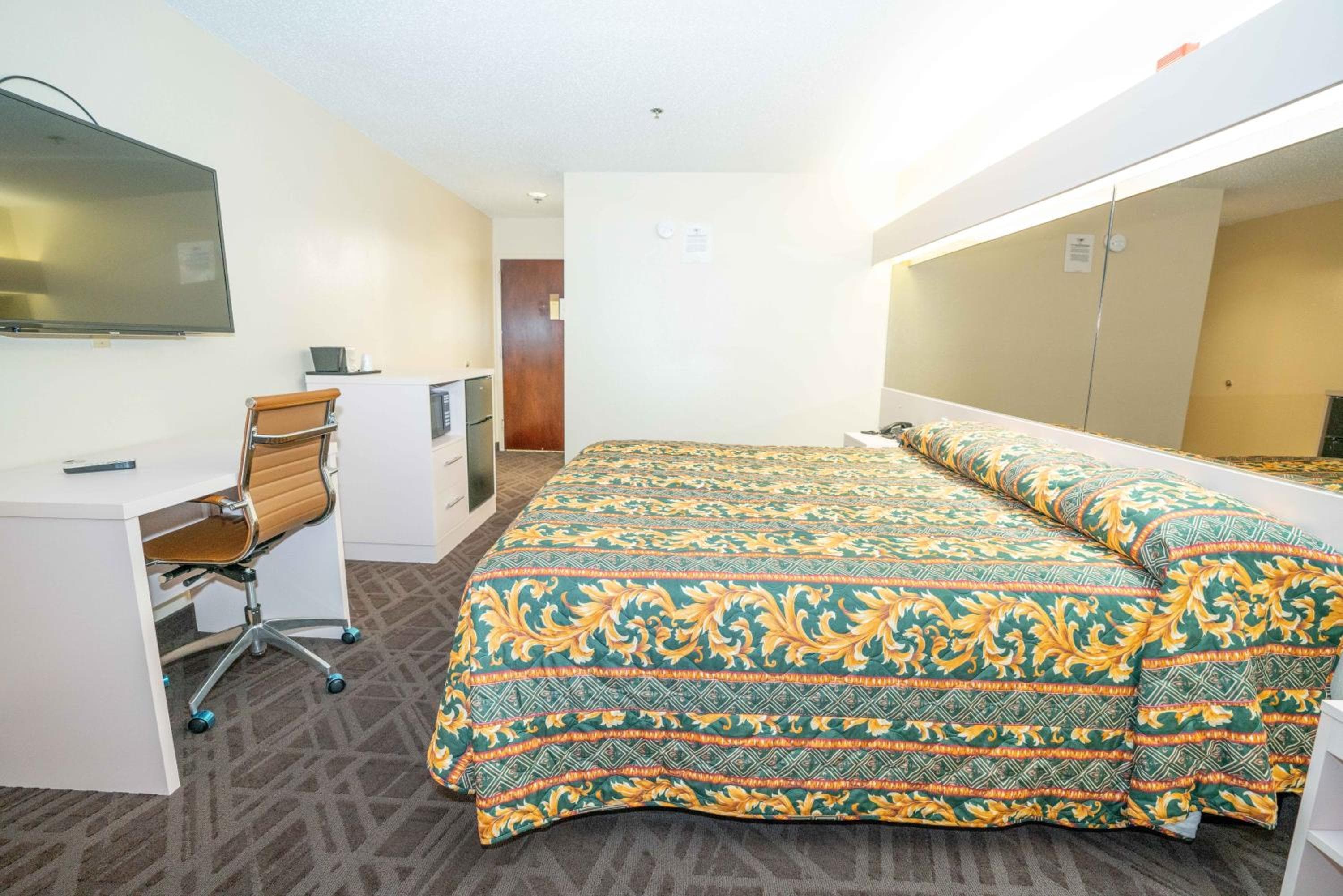 Red Roof Inn & Suites Euless - DFW Airport Southwest