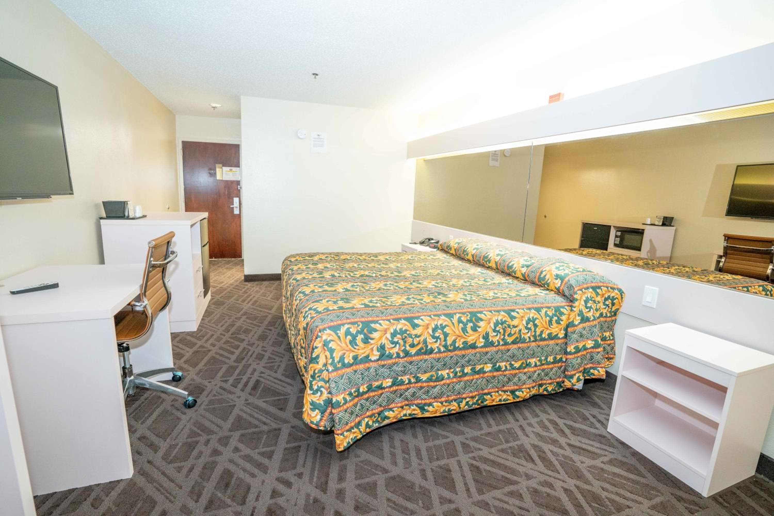 Red Roof Inn & Suites Euless - DFW Airport Southwest