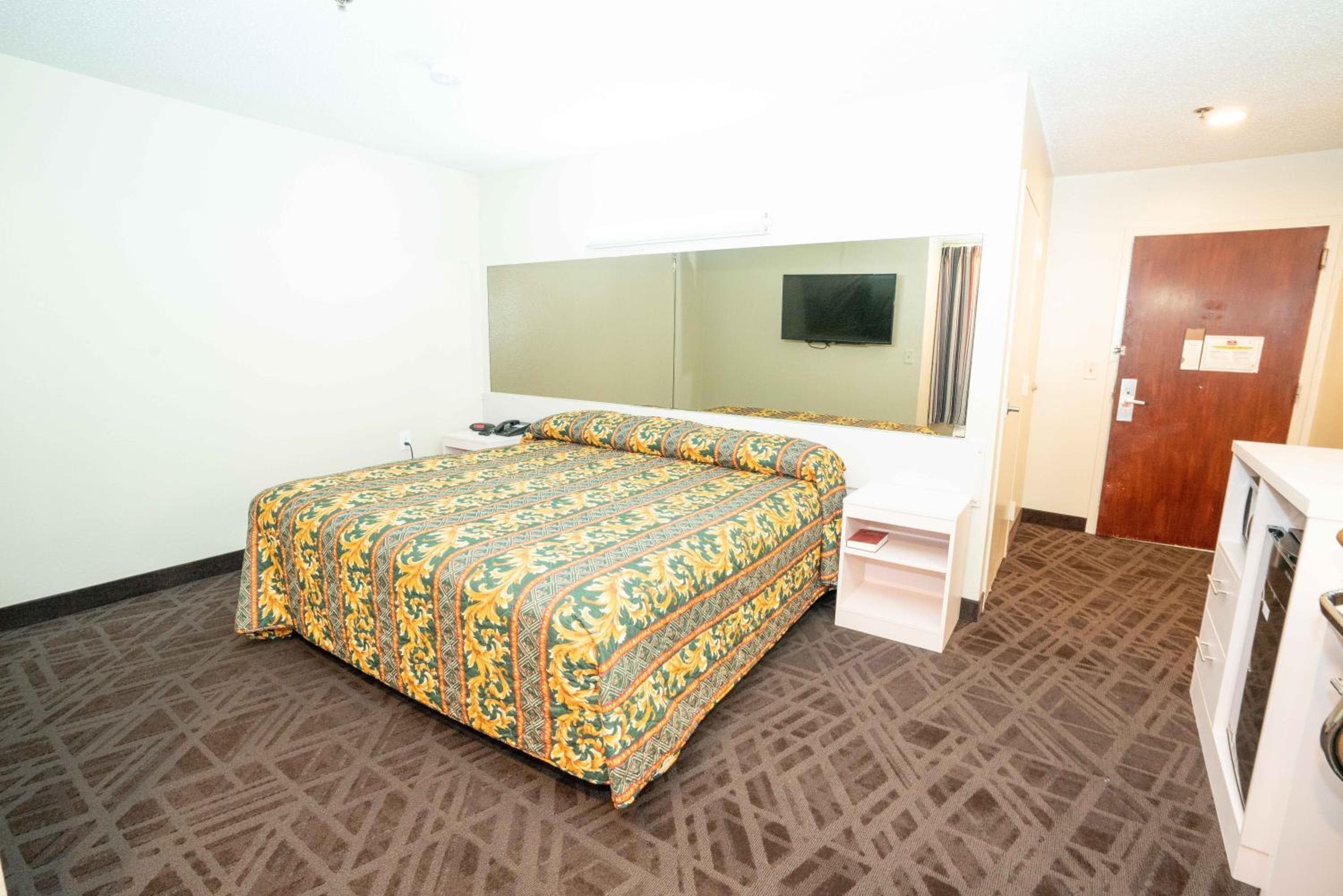 Red Roof Inn & Suites Euless - DFW Airport Southwest