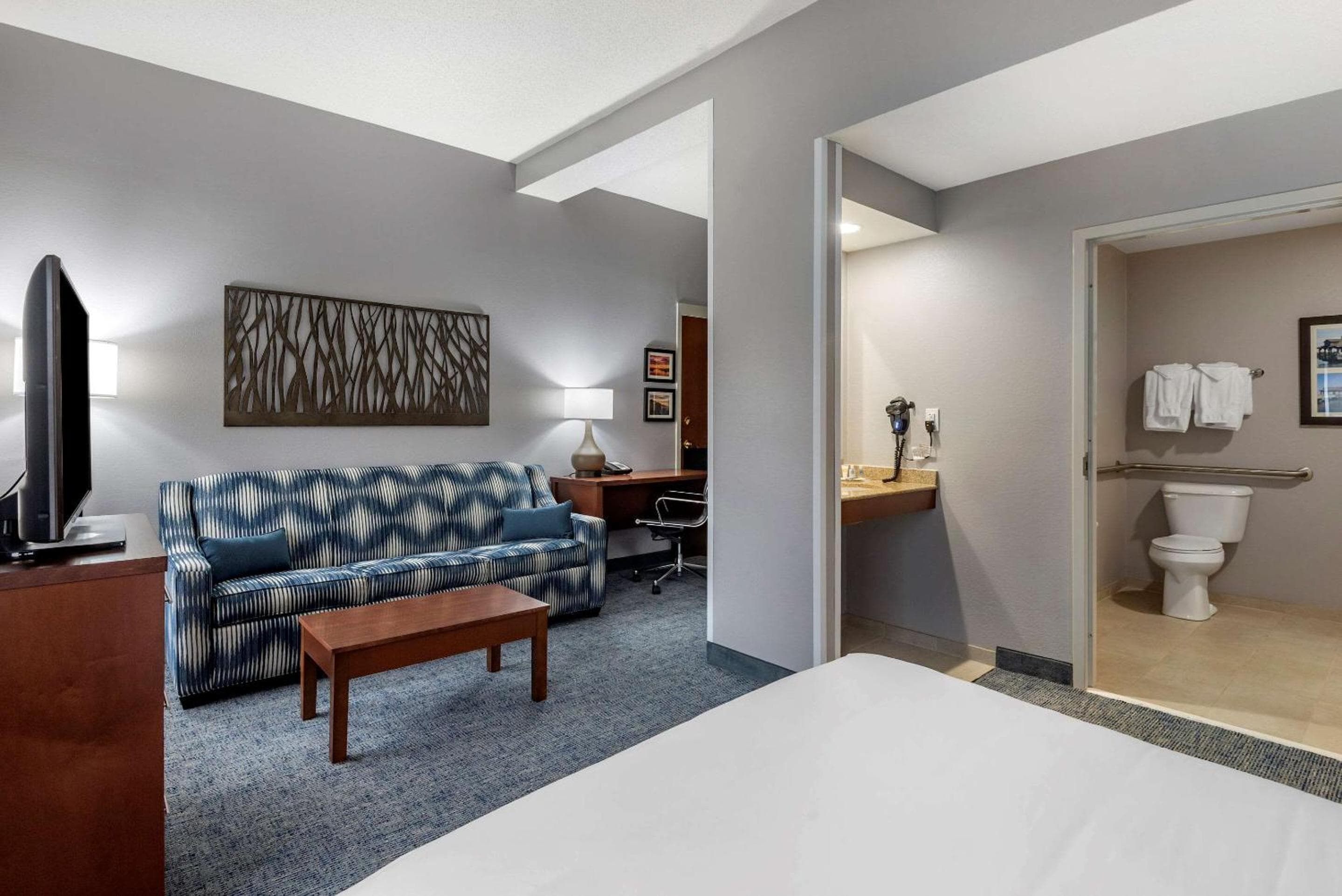 Comfort Suites near Birkdale Village- Huntersville