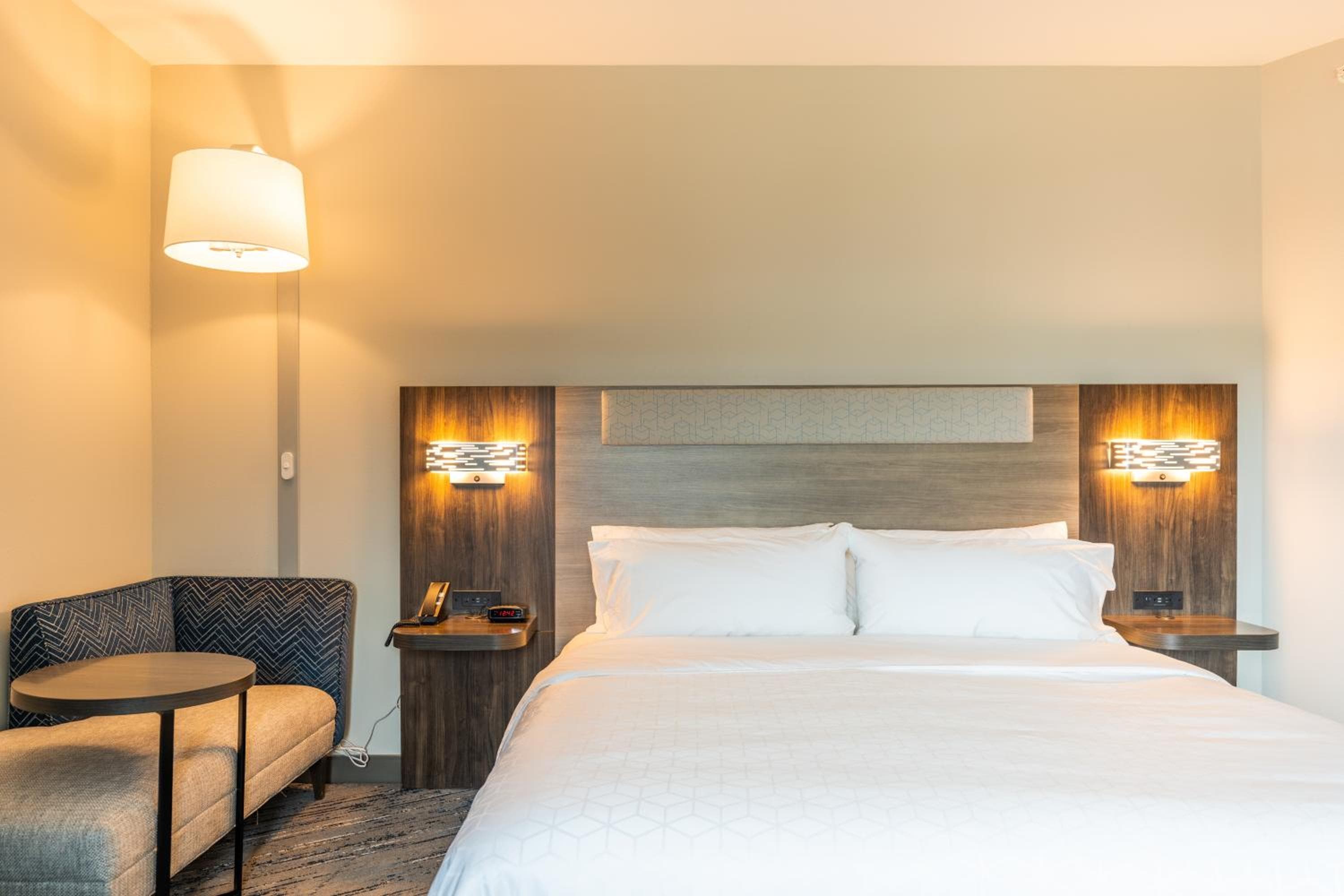 Holiday Inn Express & Suites Charlottesville by IHG
