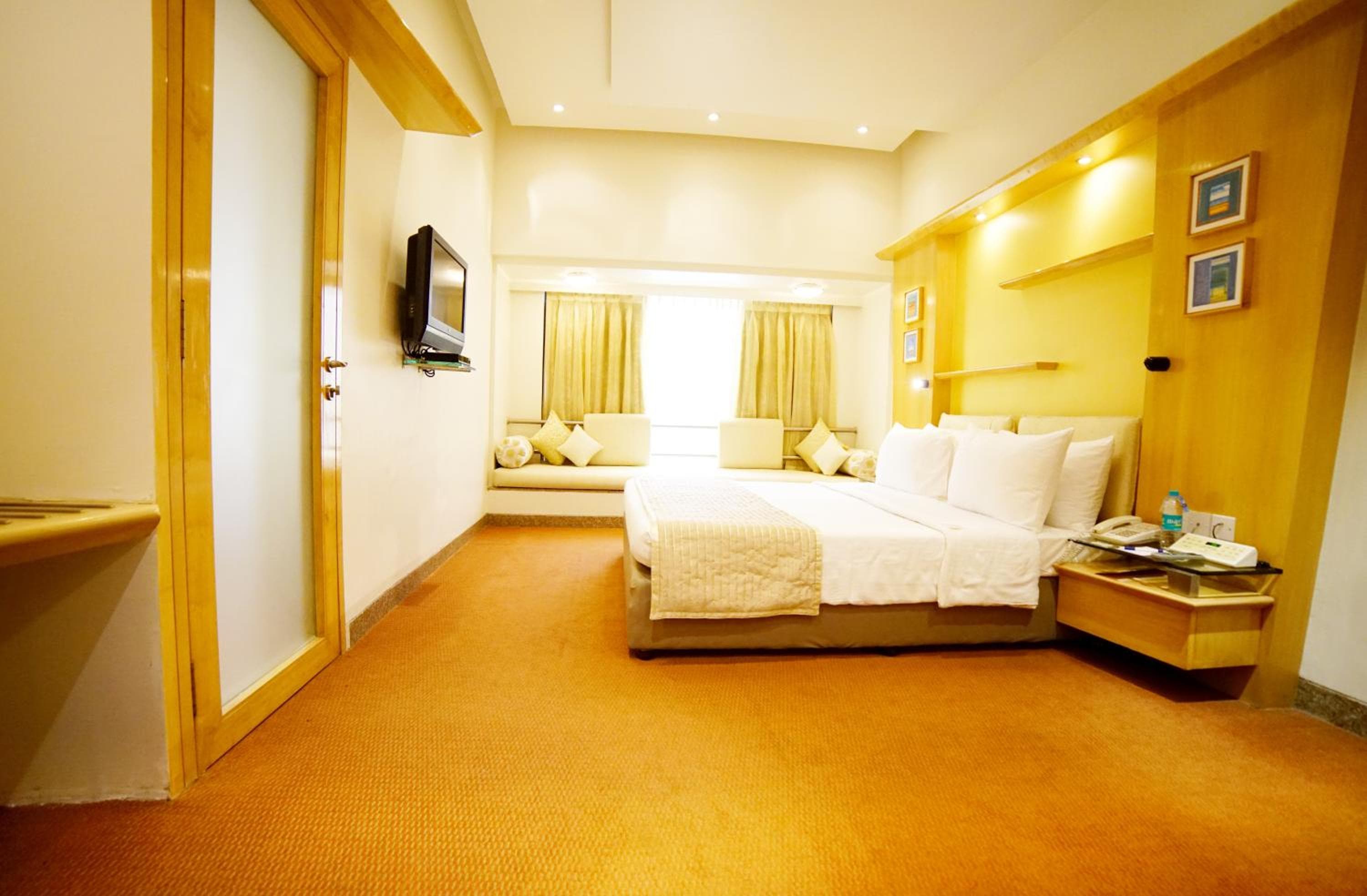 Hotel Kohinoor Continental, Airport