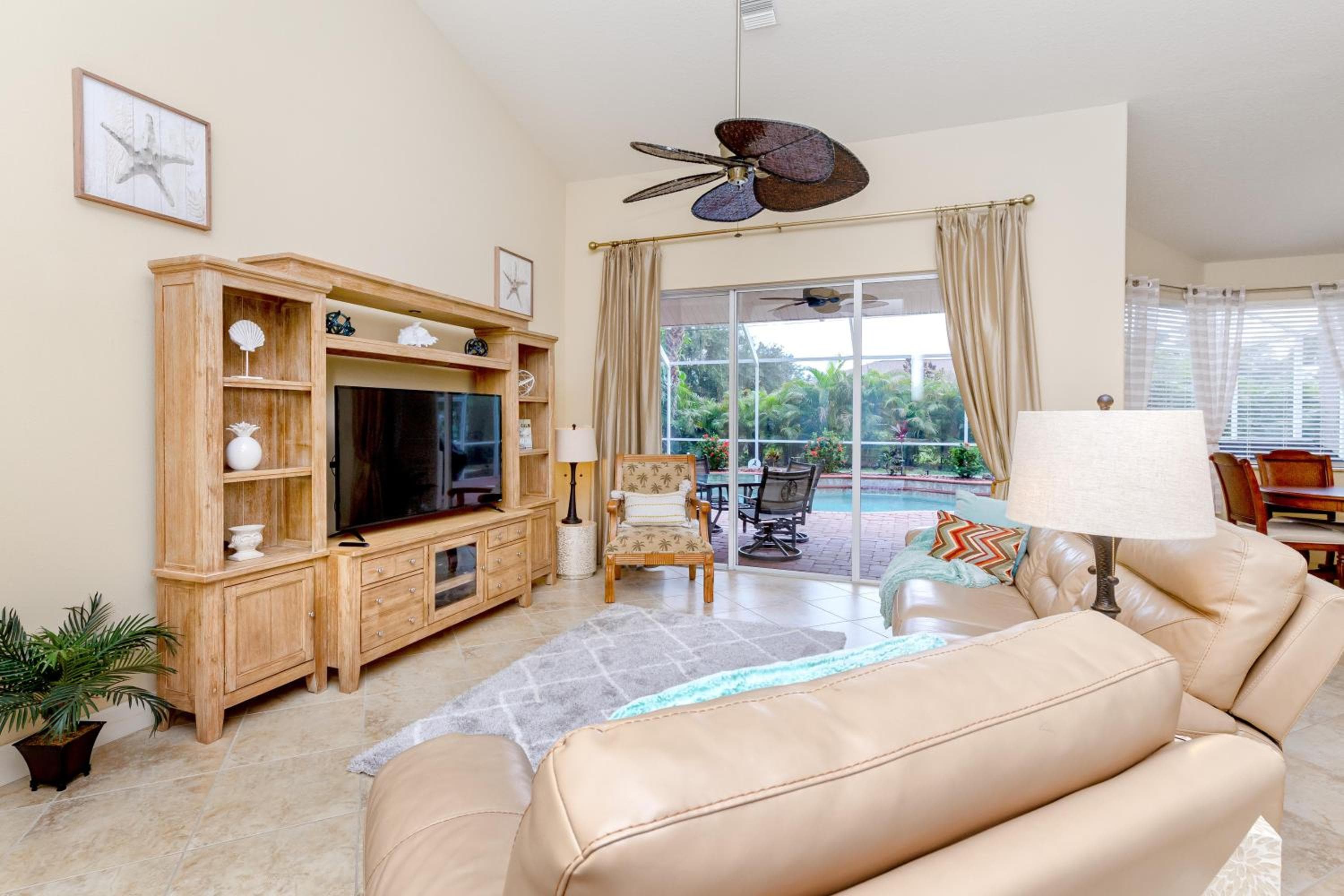 #2 Luxurious 4 bedroom 3 bathroom house with large heated pool in North Port