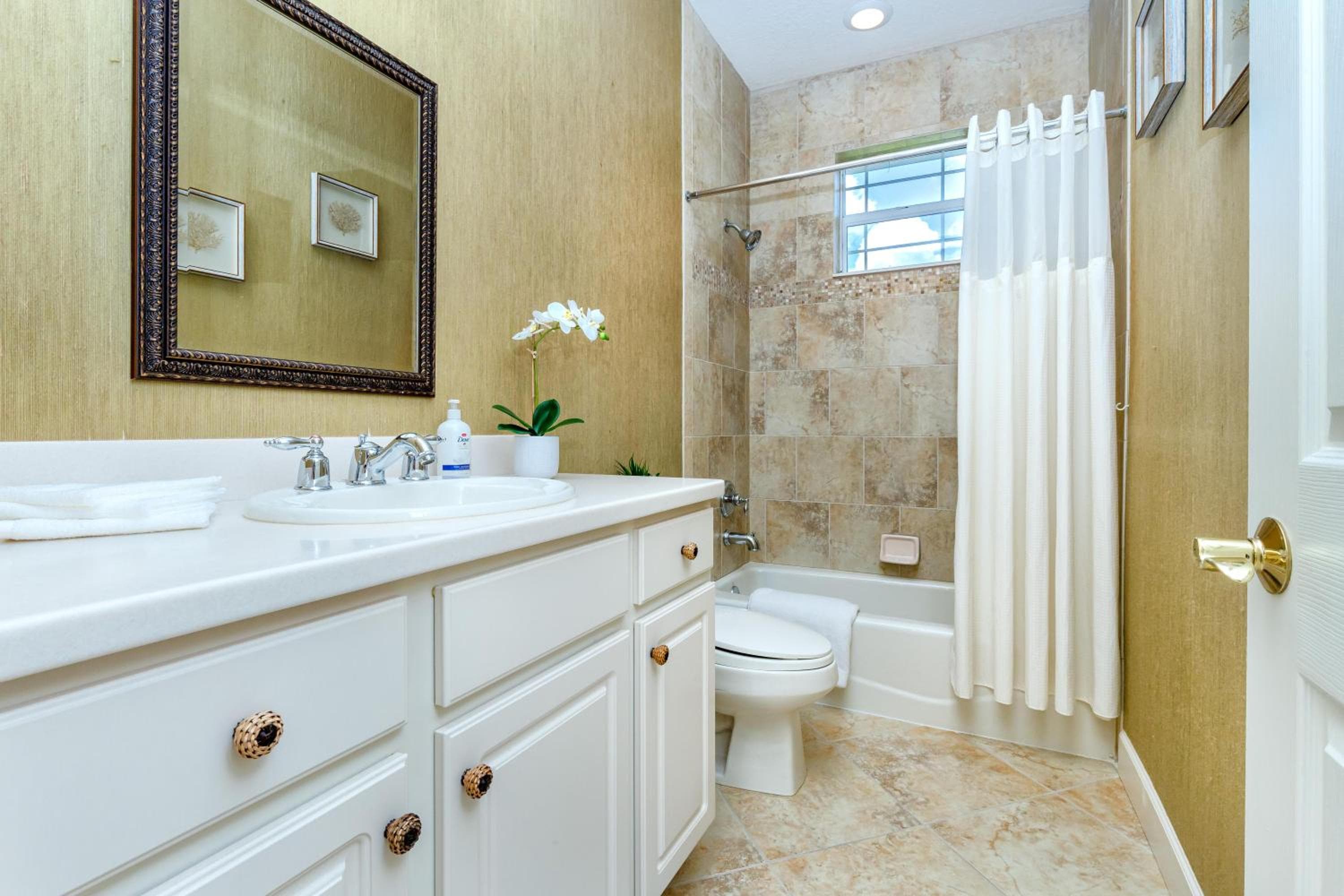 #2 Luxurious 4 bedroom 3 bathroom house with large heated pool in North Port