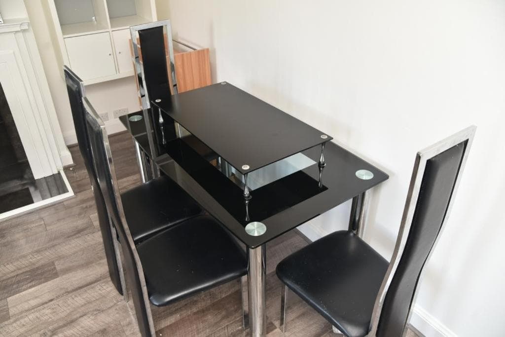 Bright and spacious 2 bedroom apartment