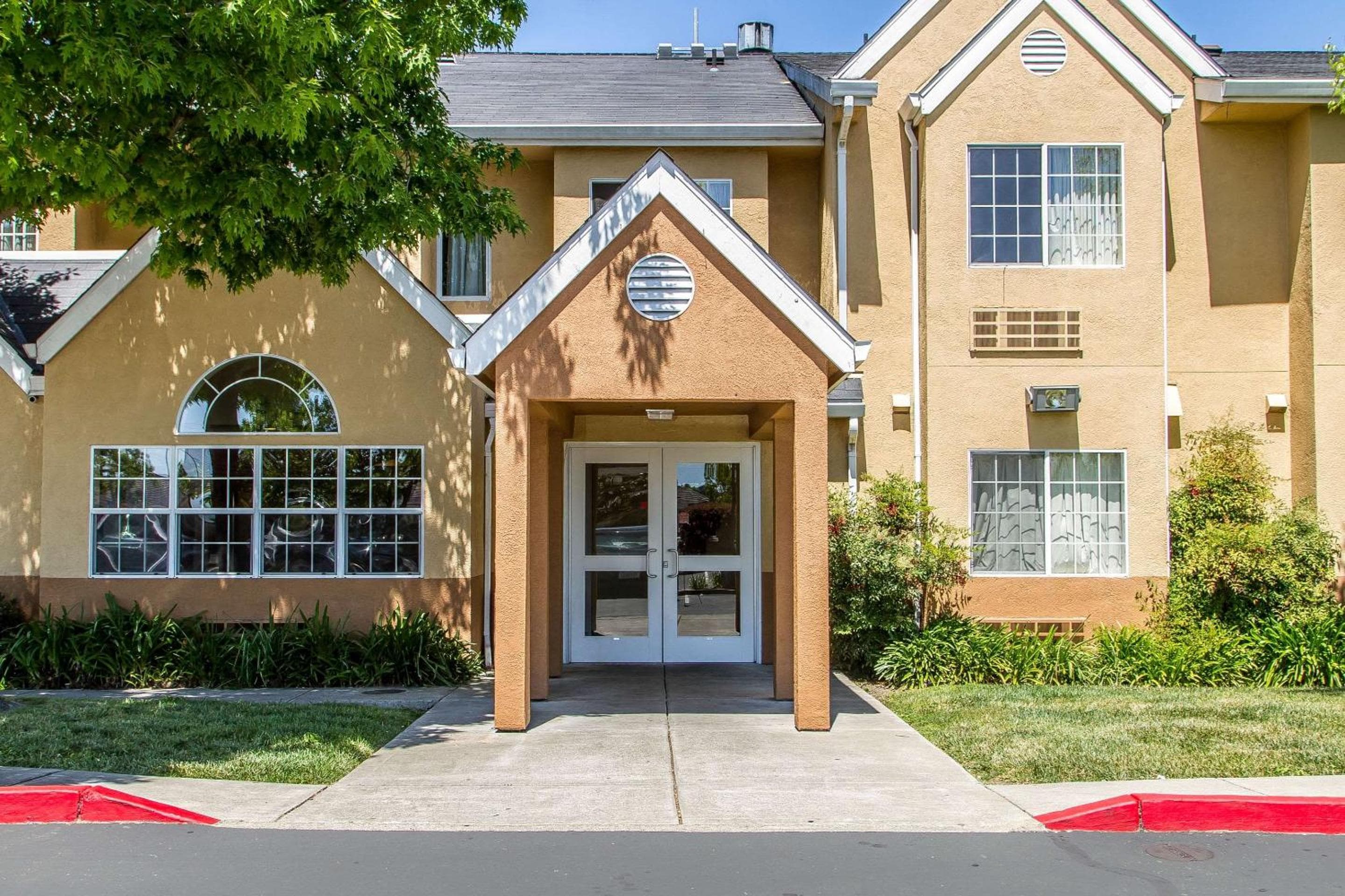 Econo Lodge Inn & Suites Santa Rosa South