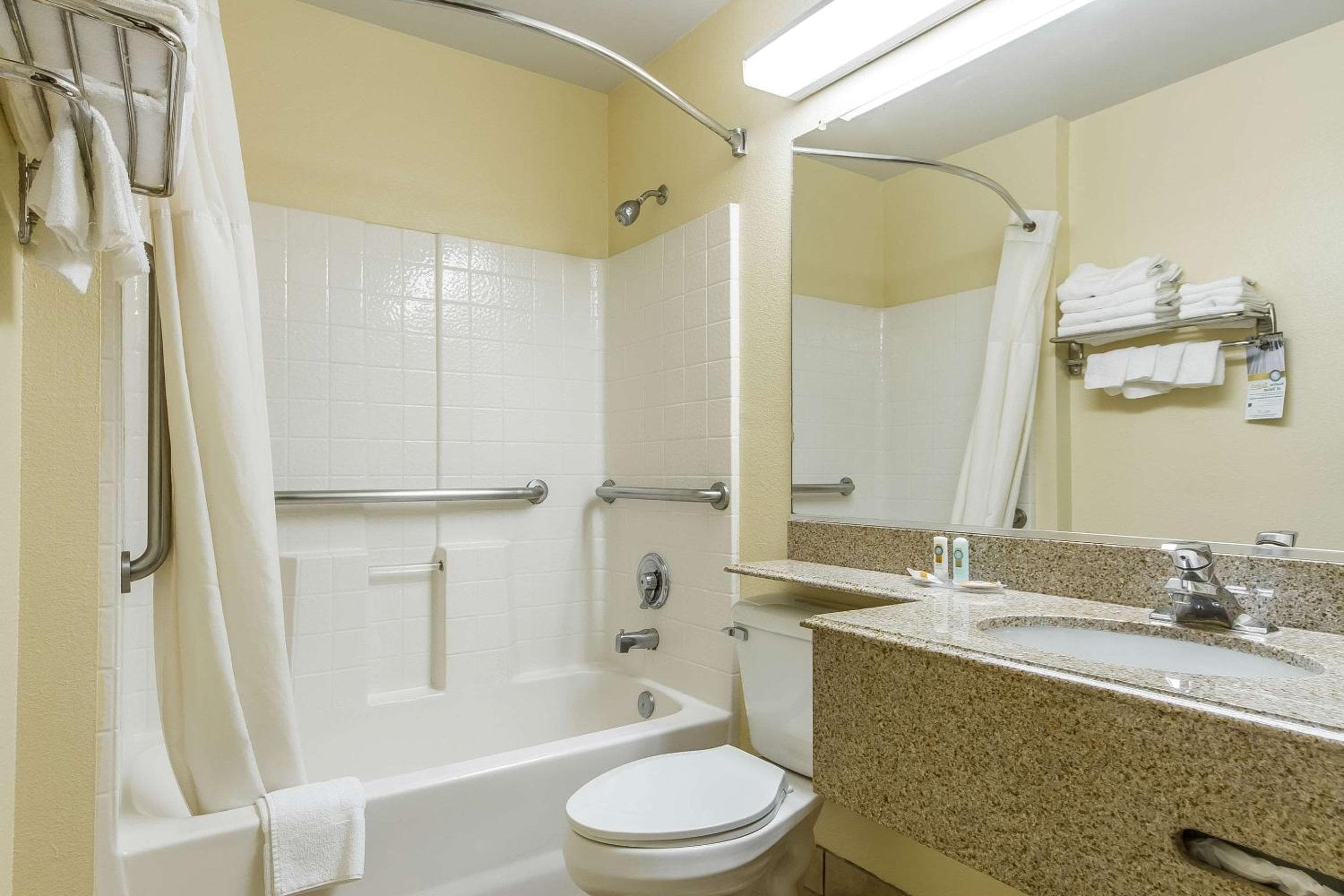 Econo Lodge Inn & Suites Santa Rosa South