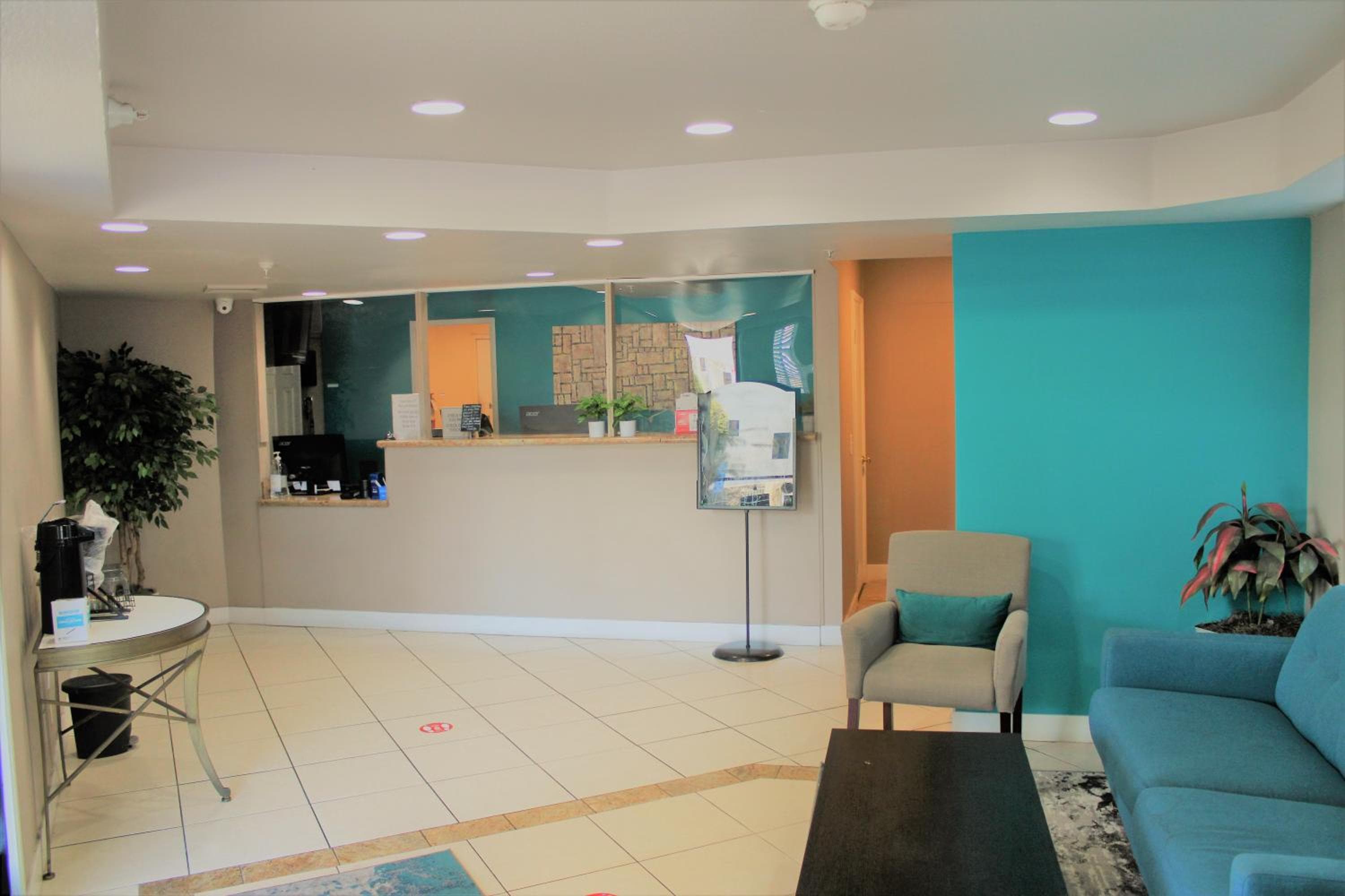Rancho San Diego Inn & Suites