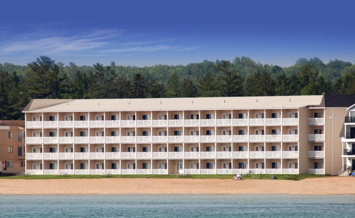 Mackinaw Beach and Bay Inn & Suites