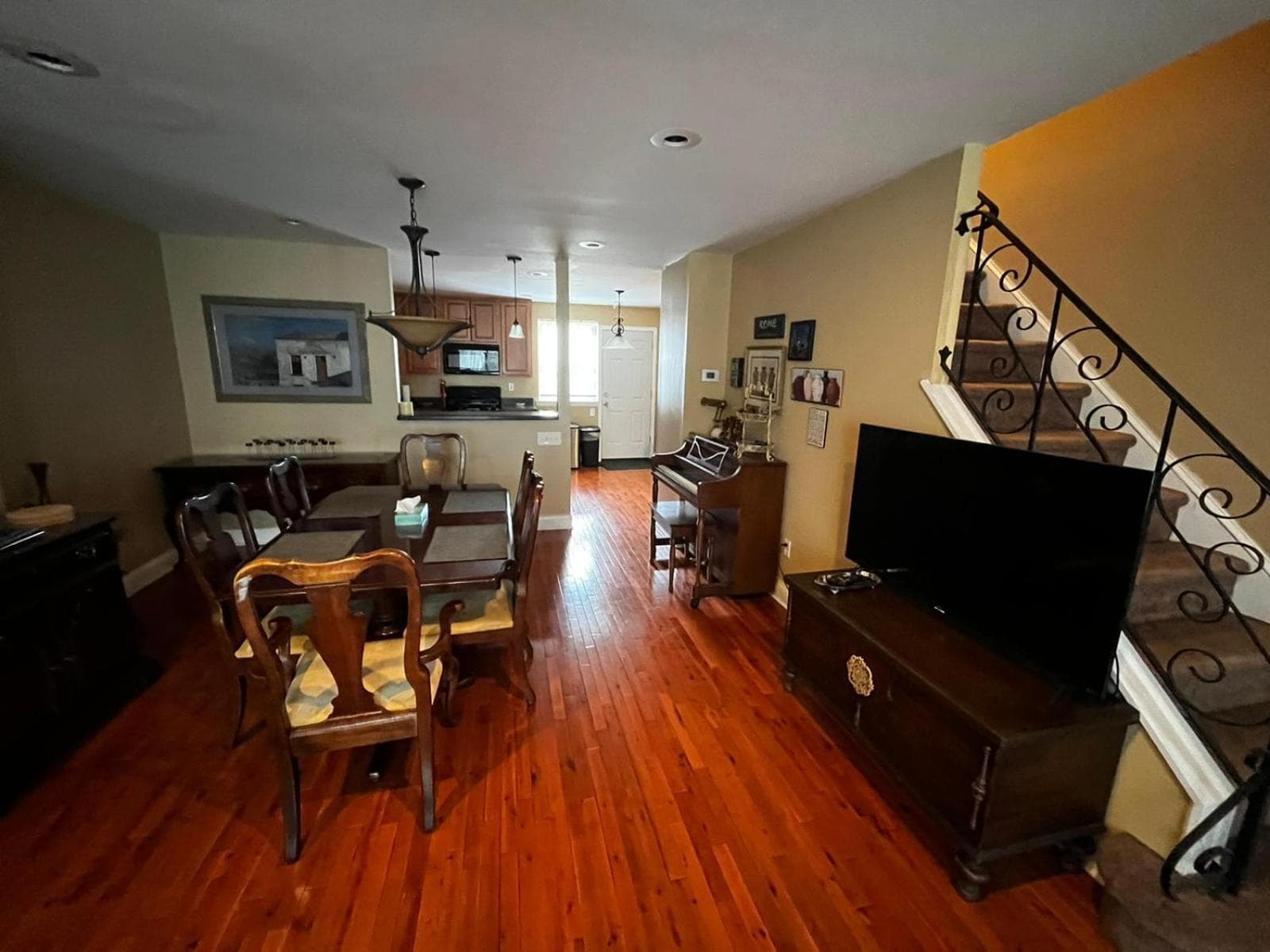 Tuscany 2900 - Classic Italian Style 3BR w Parking near Airport