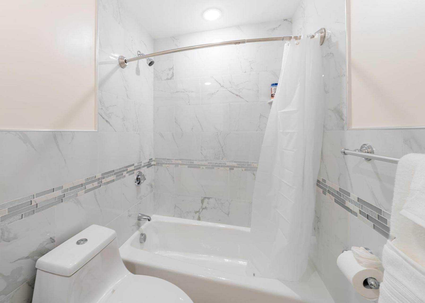 Bright 3BR Quincy Townhouse w Laundry, Bathtub & Near Red Line 41