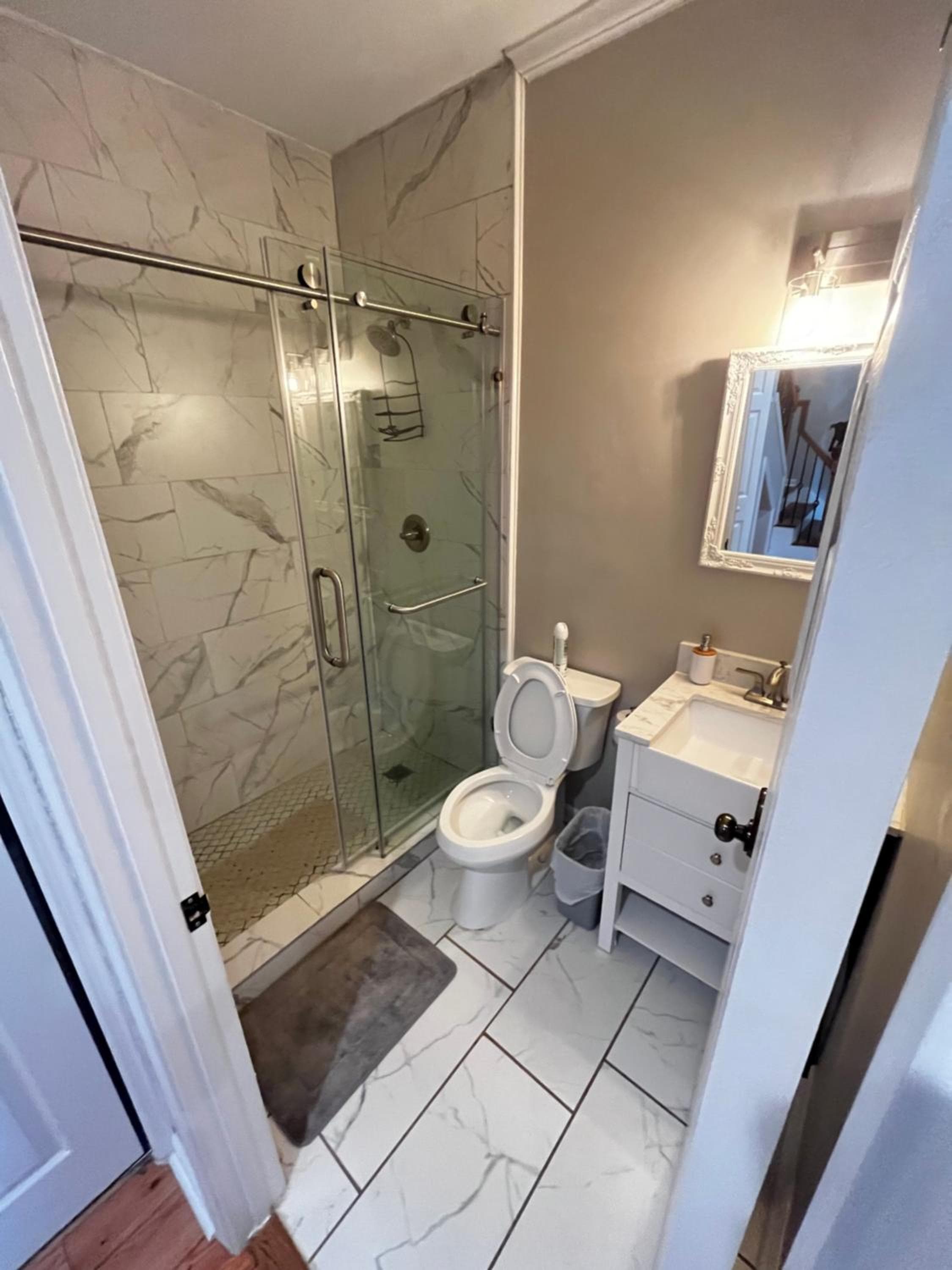 Atlanta Unit 2 Room 3 - Atlanta Bests Kept Secret Private Bedroom & Bathroom