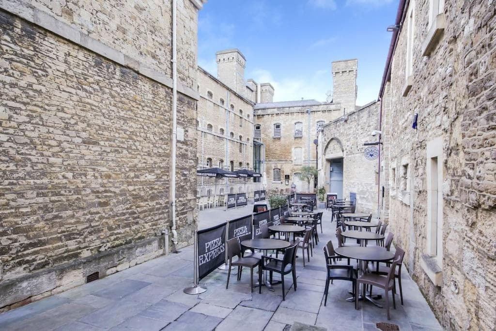 Oxfordshire Living - The Tolkien Apartment - Oxford