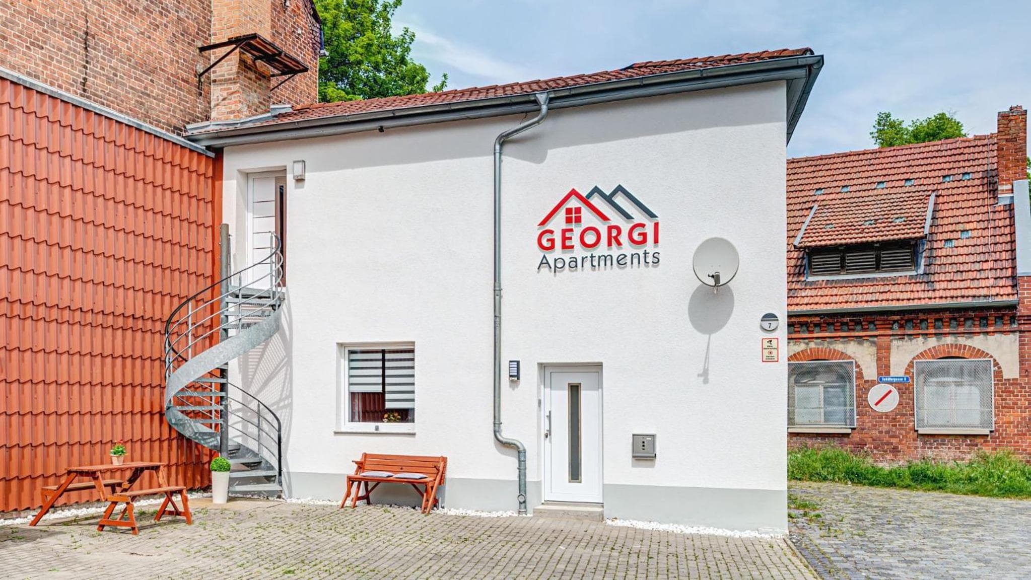 Georgi Apartments