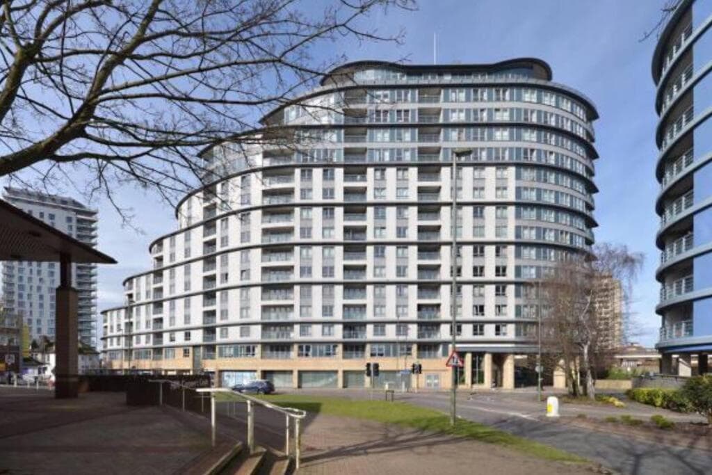 LUXURY APARTMENT, SAUNA, GYM, 24hrs Concierge
