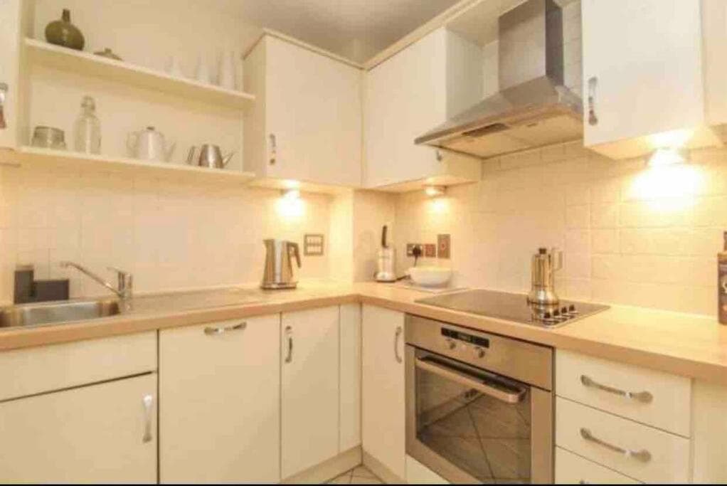 LUXURY APARTMENT, SAUNA, GYM, 24hrs Concierge