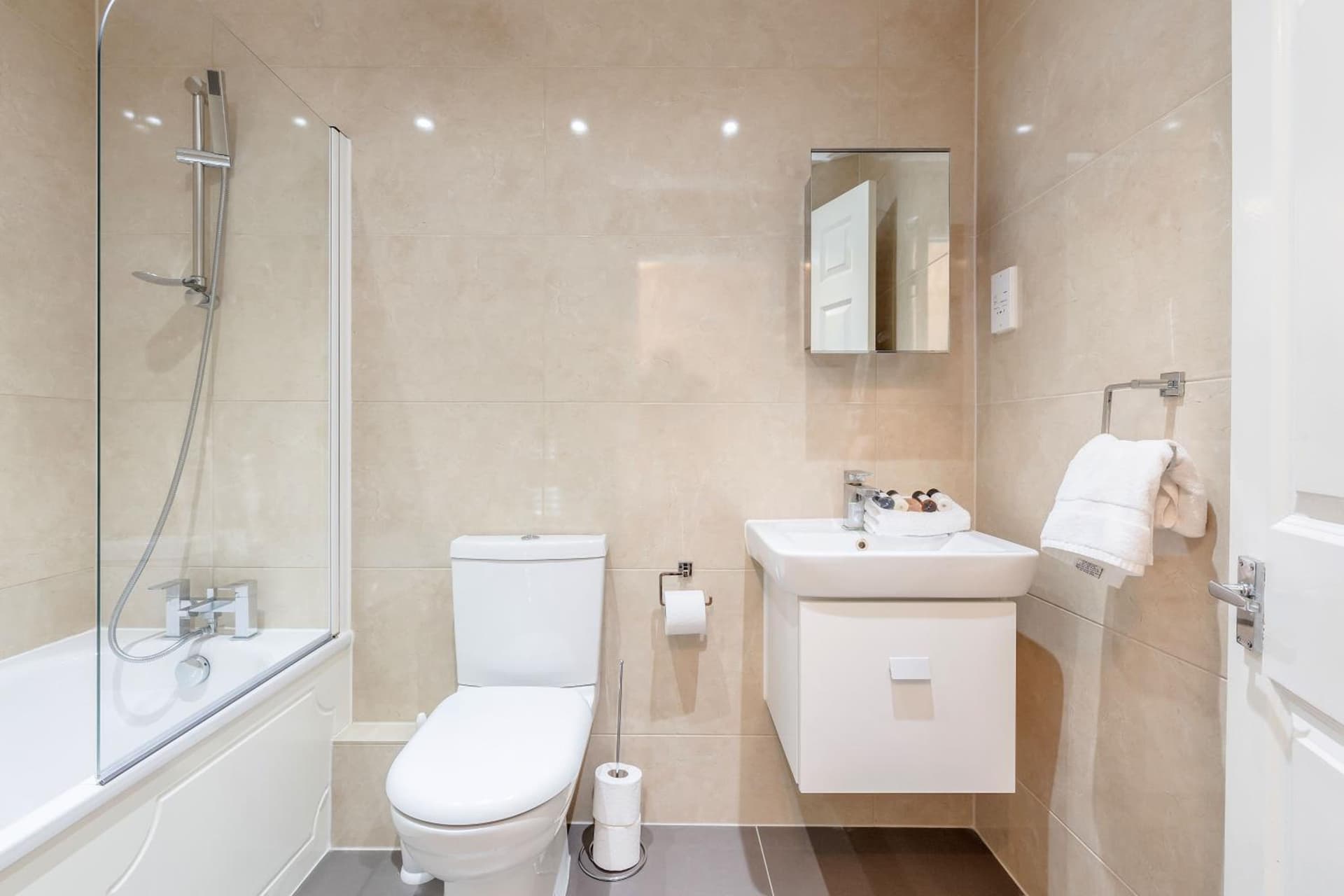 Roomspace Serviced Apartments- Regents Court