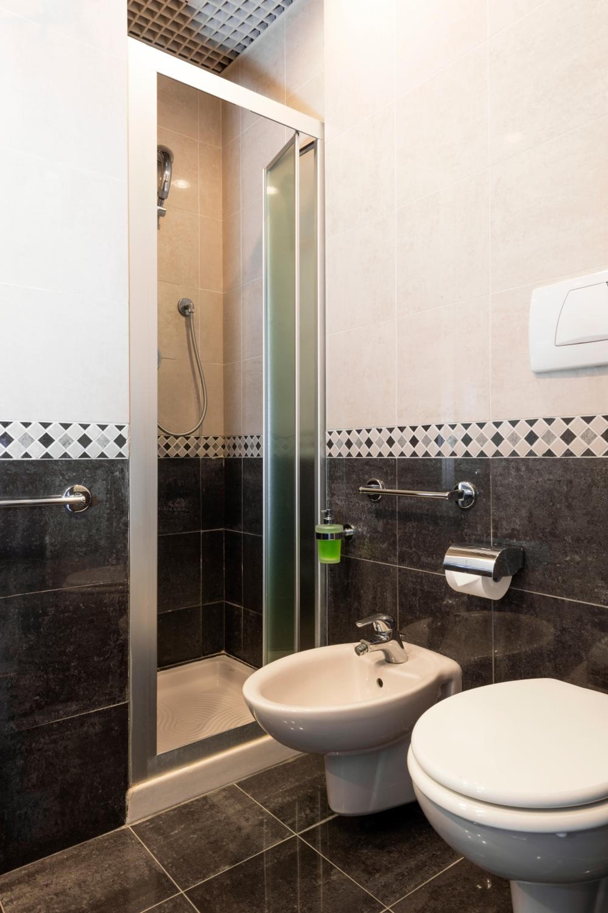 Mokinba Hotels King