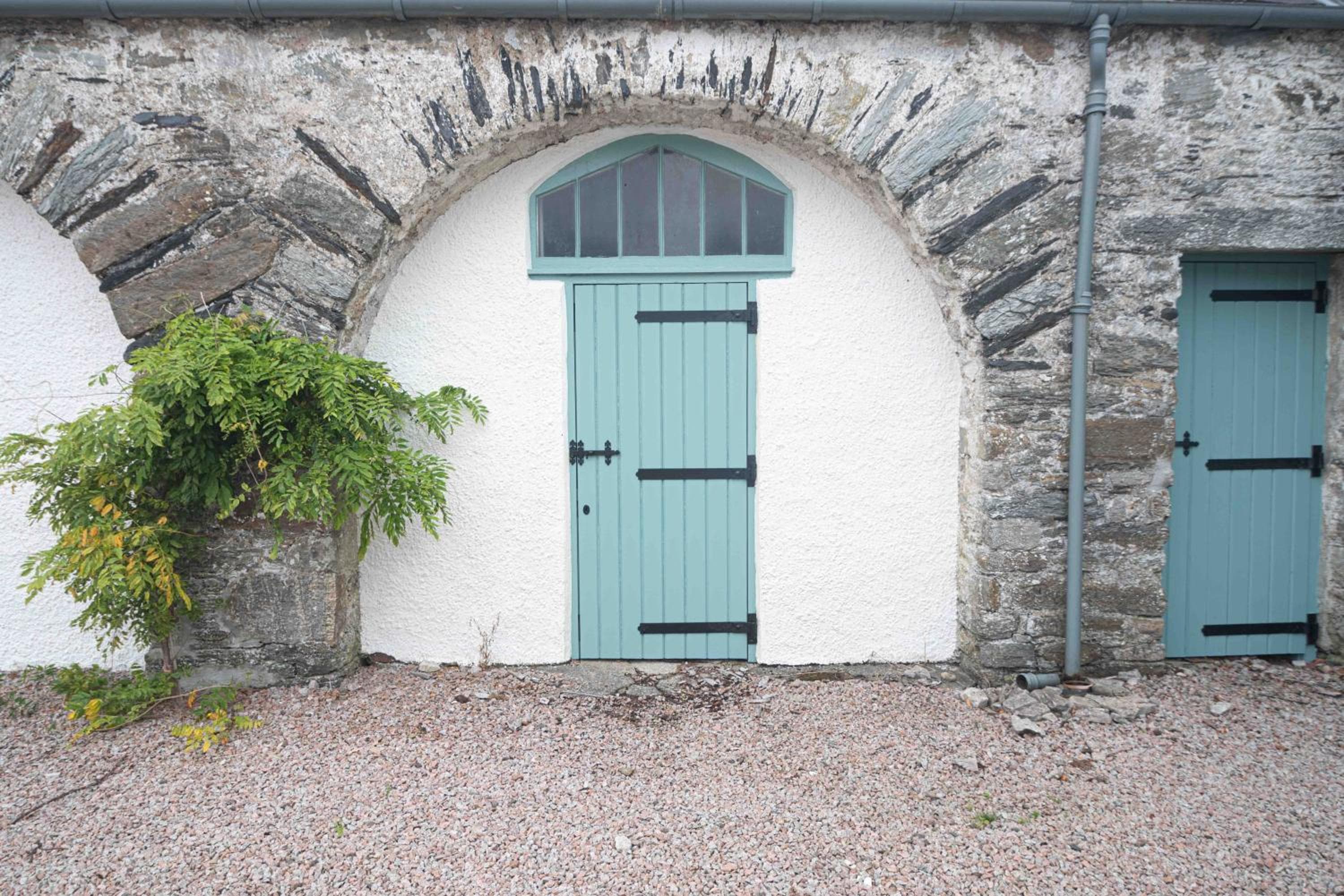 Steading Cottage - 50m from the beach