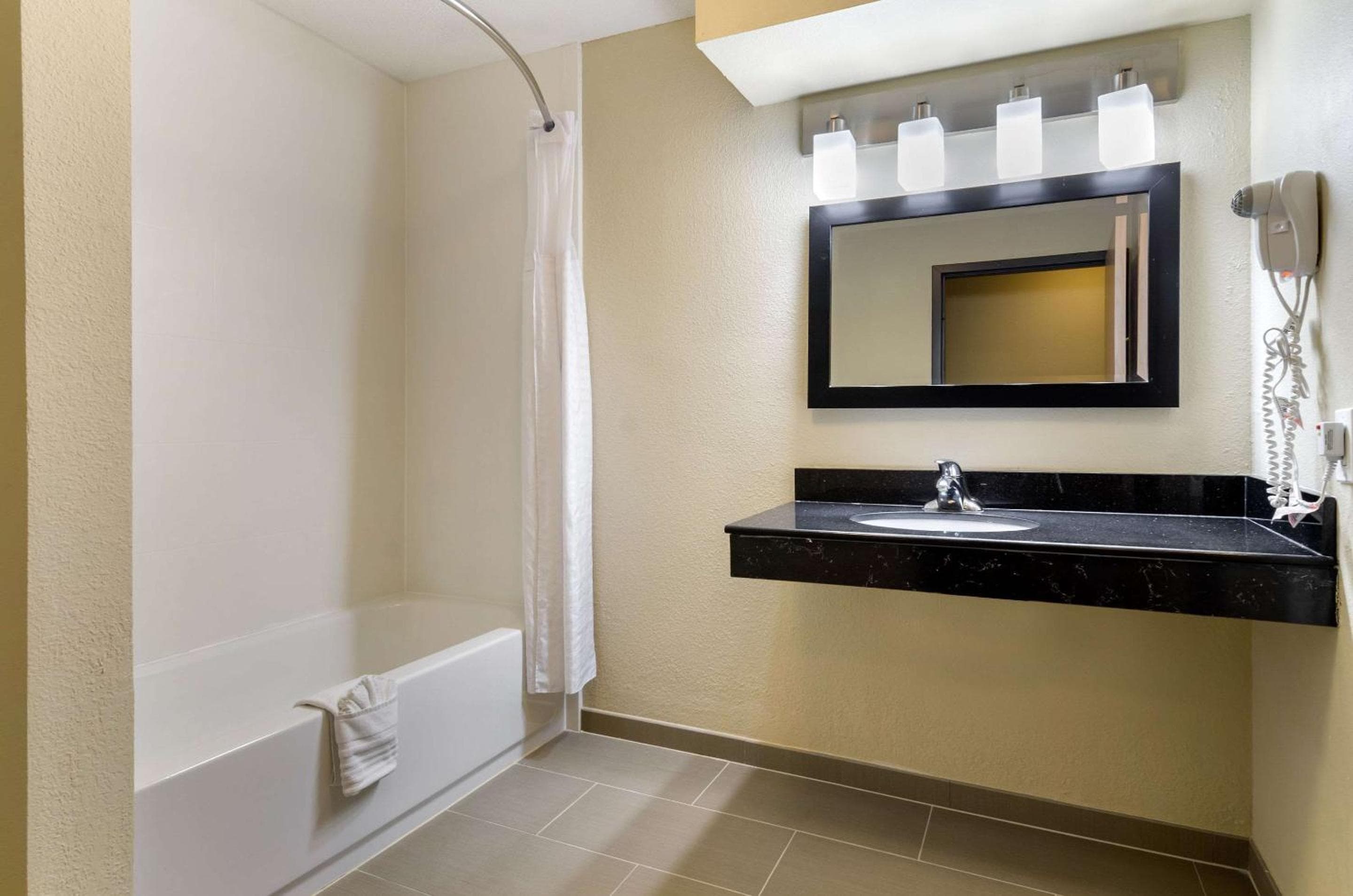 Comfort Inn & Suites Kansas City - Northeast