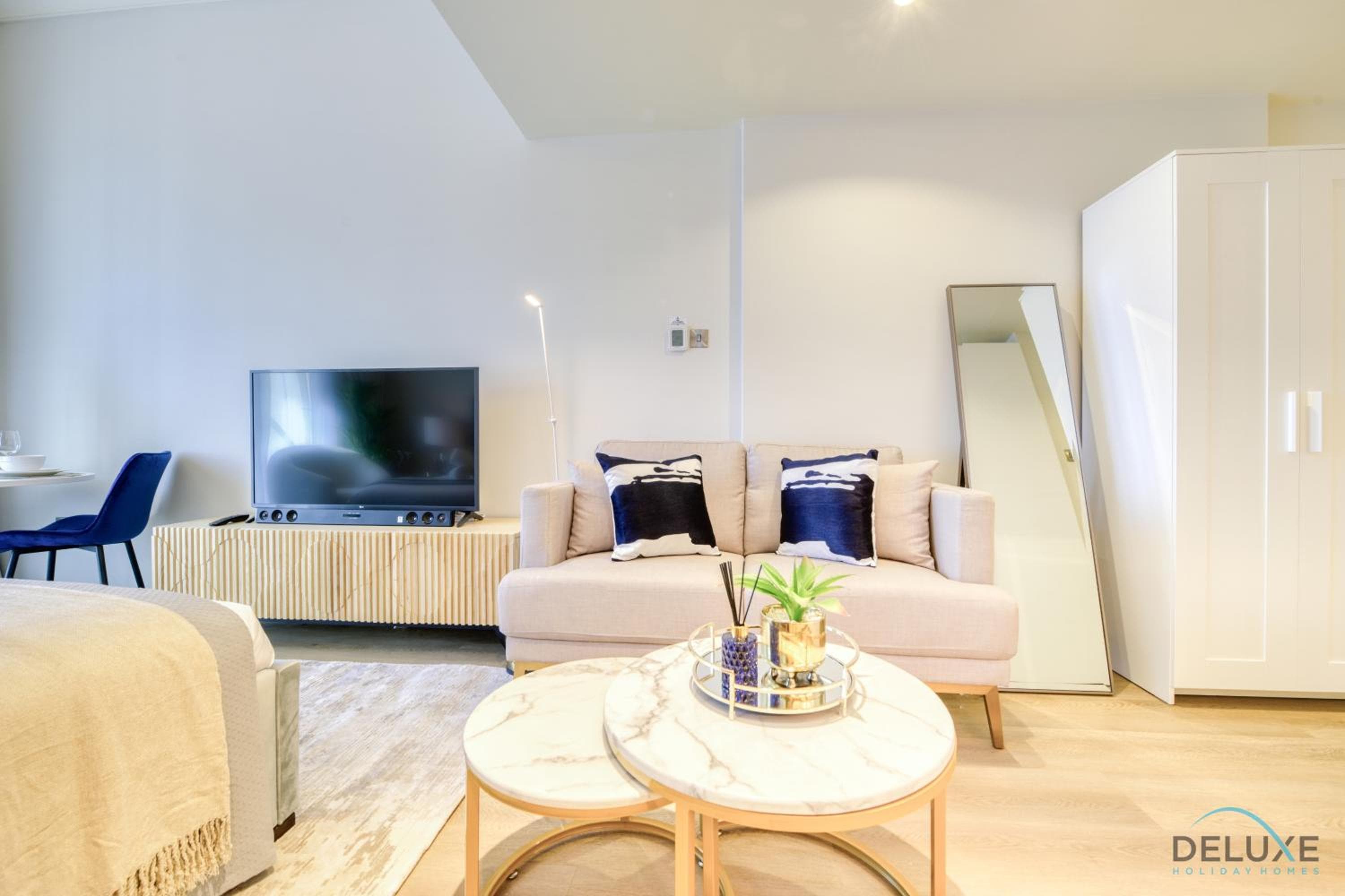 Stunning Studio at Marina Views A Dubai Marina by Deluxe Holiday Homes