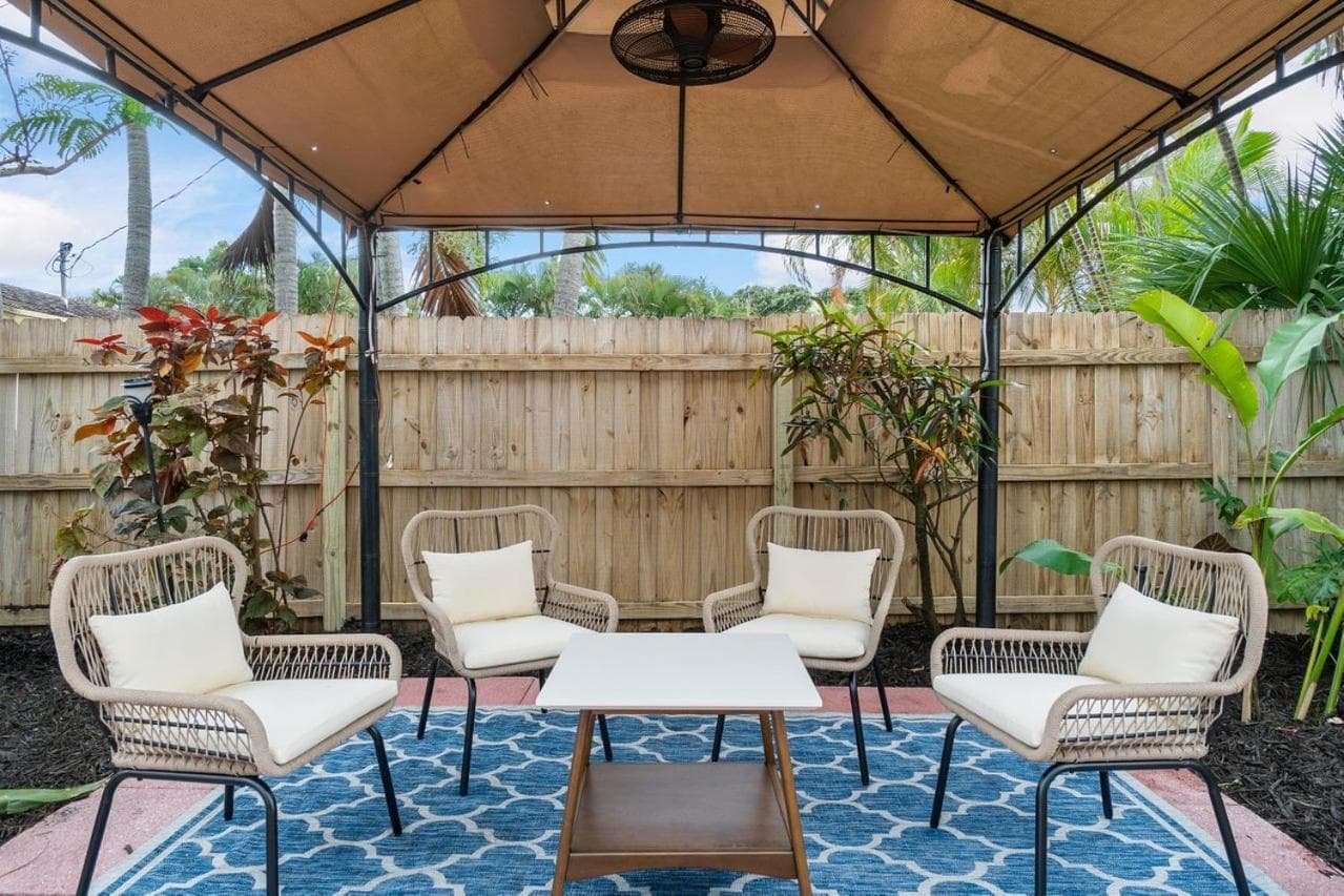 Chic Coastal - Heated Pool per request, Near PGA & Everything!