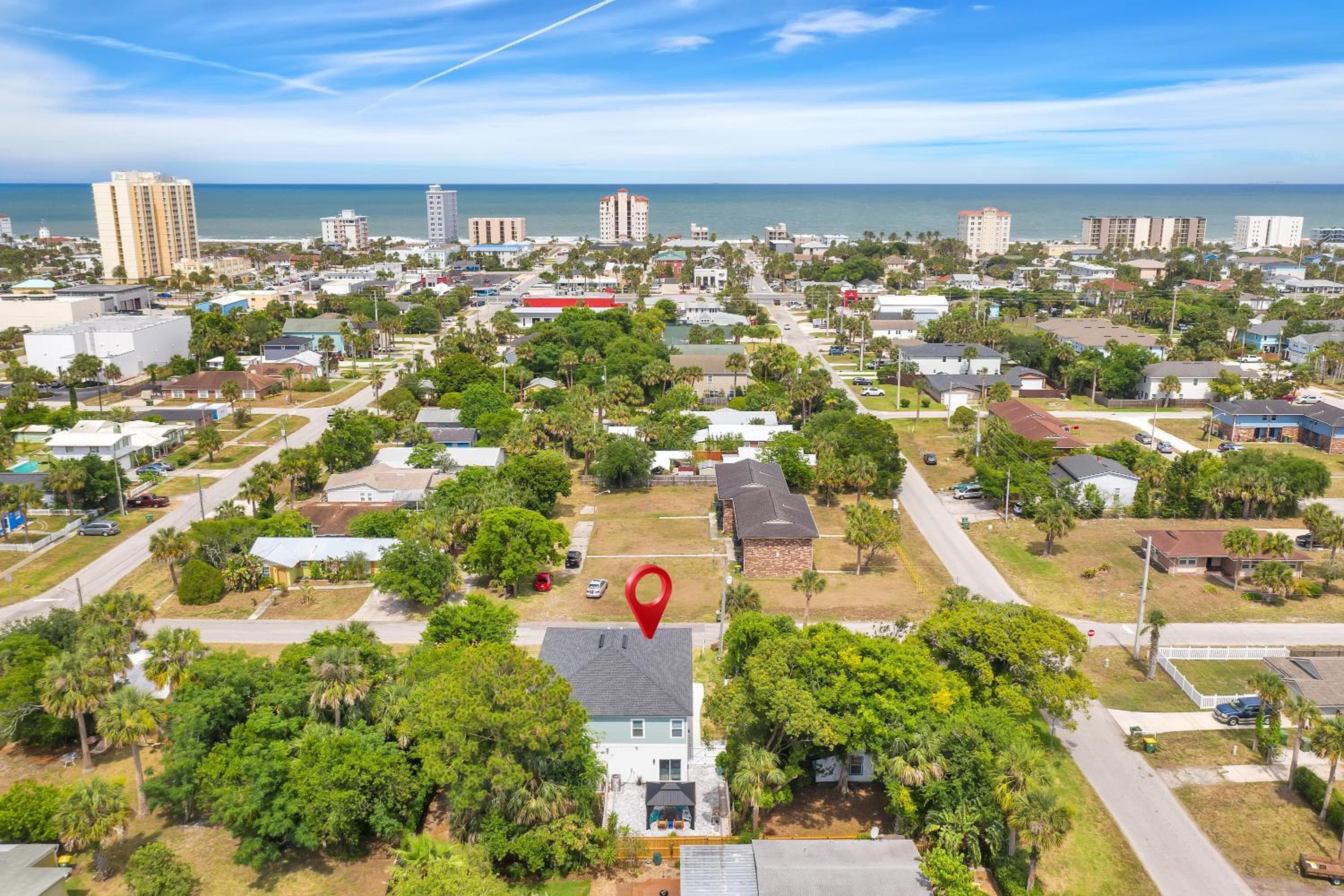 Jax Beach Hot Tub Retreat - Private Backyard - Fire Pit - Sleeps 8 - 5 Min to Beach