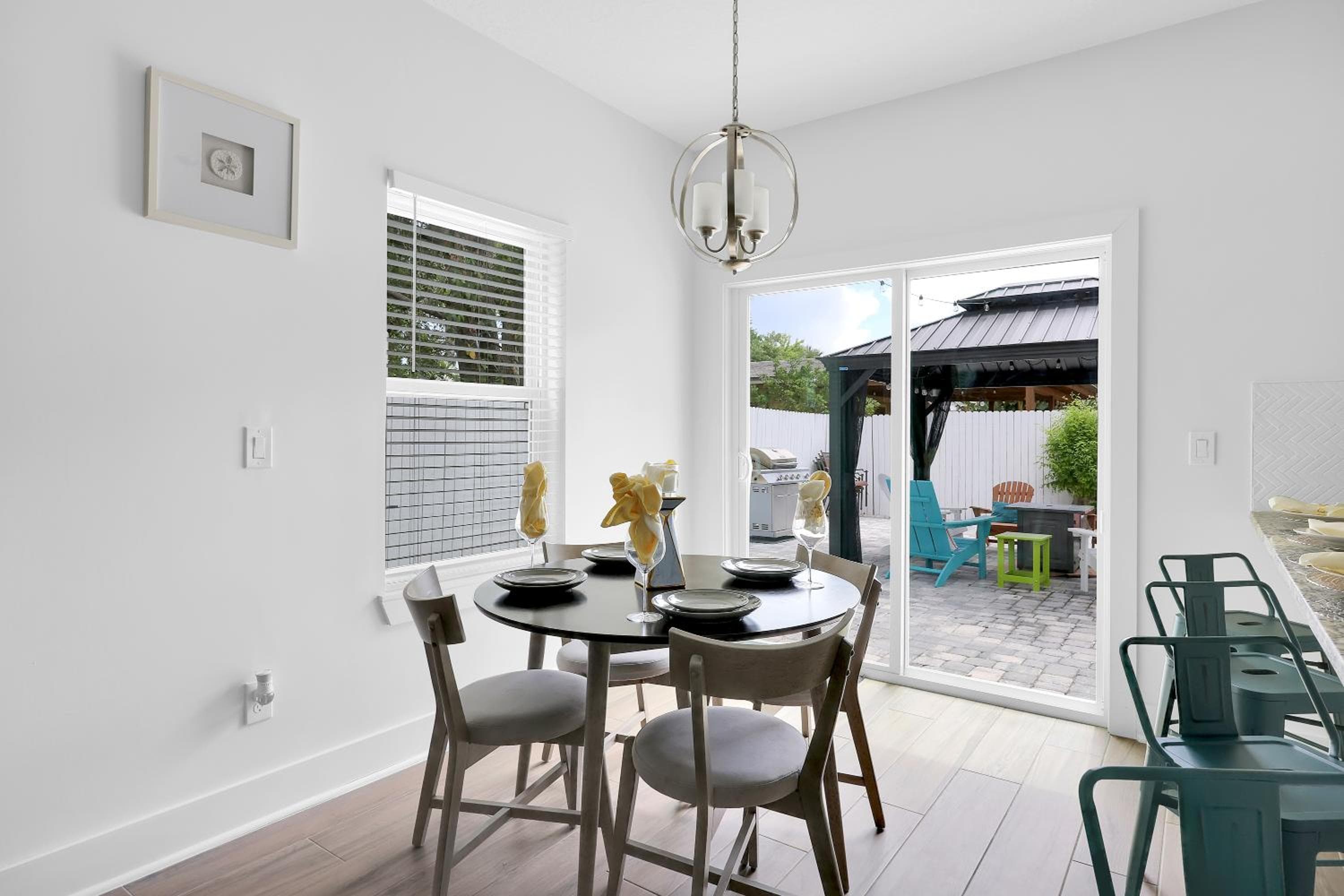 Jax Beach Hot Tub Retreat - Private Backyard - Fire Pit - Sleeps 8 - 5 Min to Beach