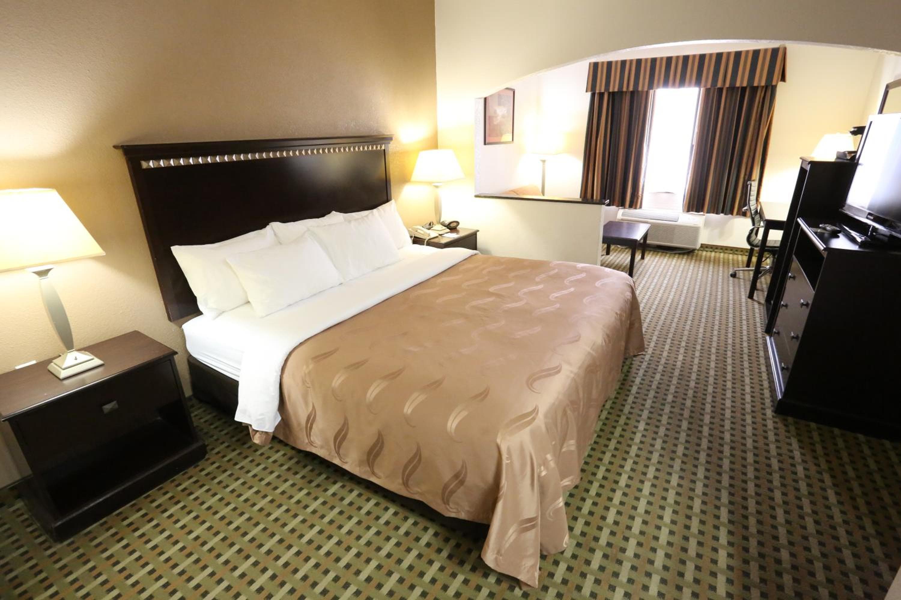 Quality Suites Burleson - Ft Worth