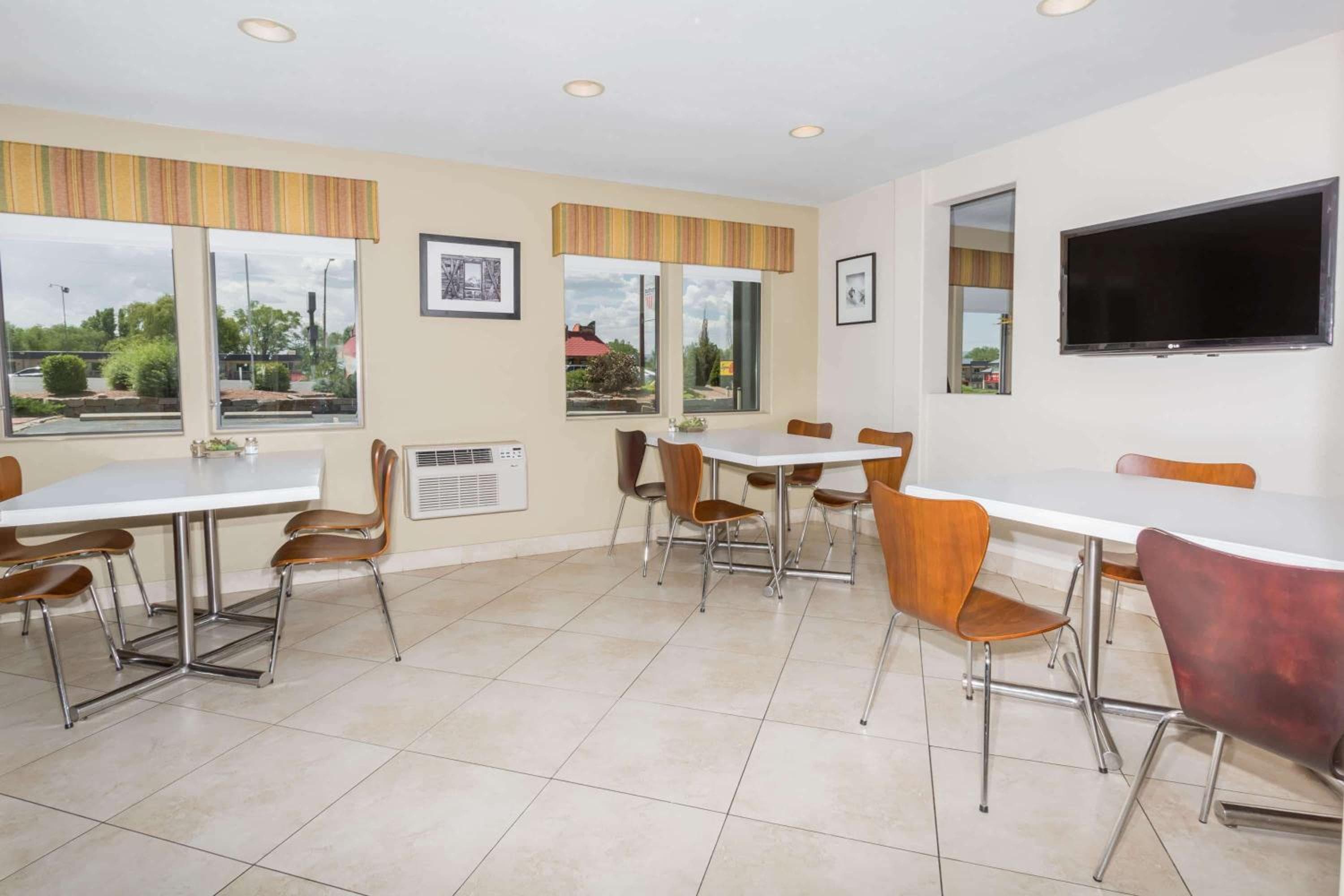 Super 8 by Wyndham Montrose