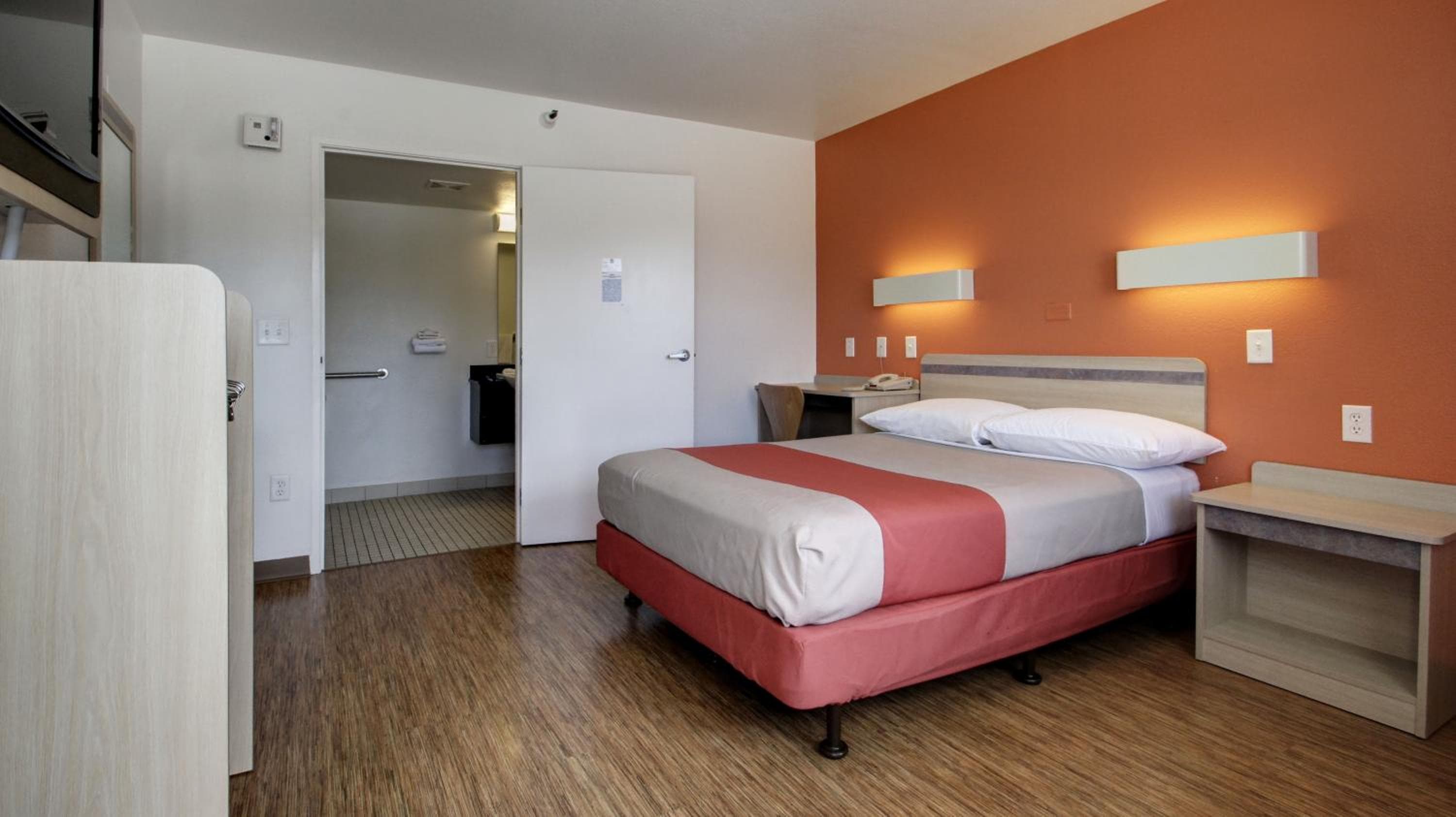 Super 8 by Wyndham Woods Cross - Salt Lake City North