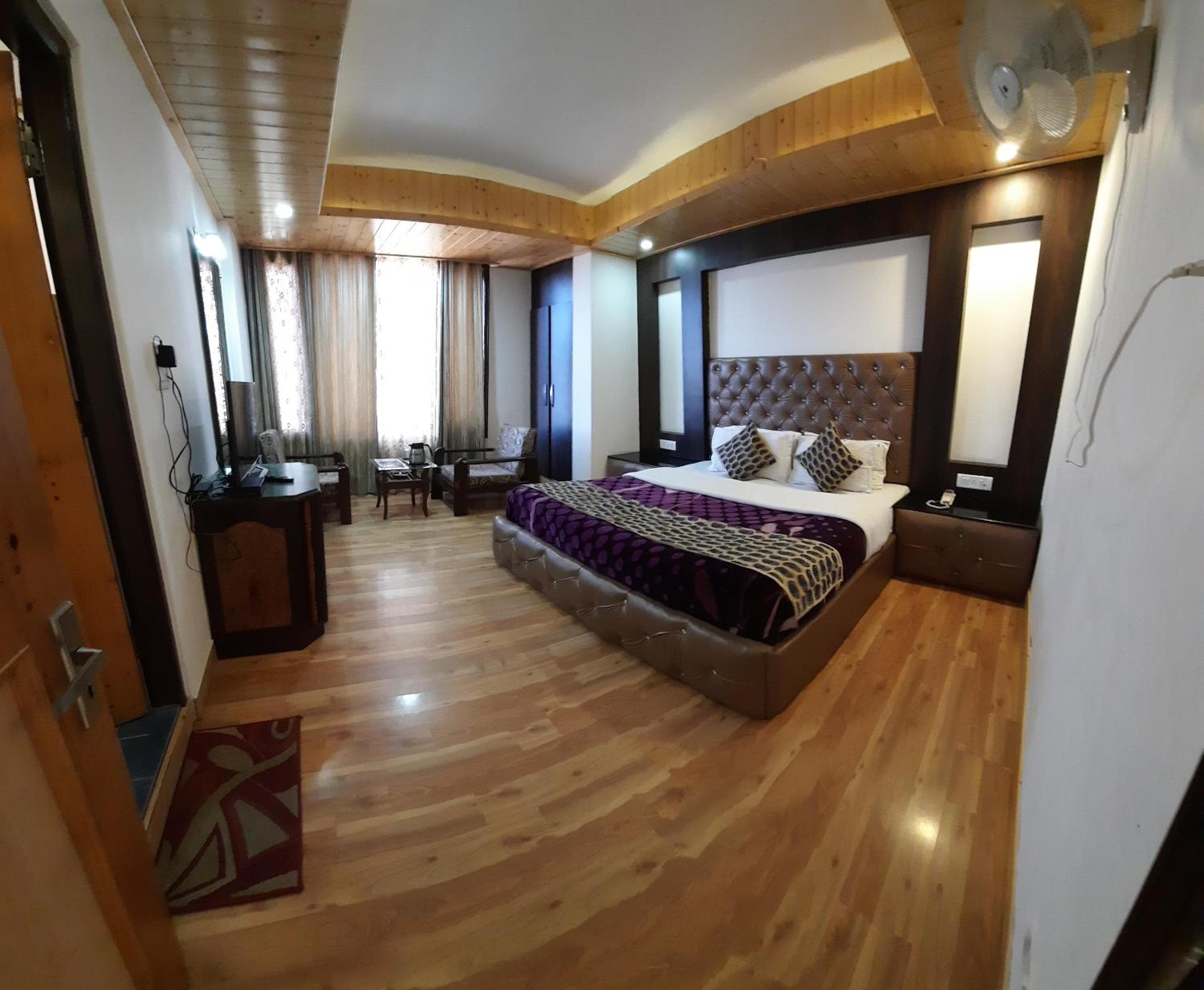 Hotel Lords Regency - Connected to Mall Road