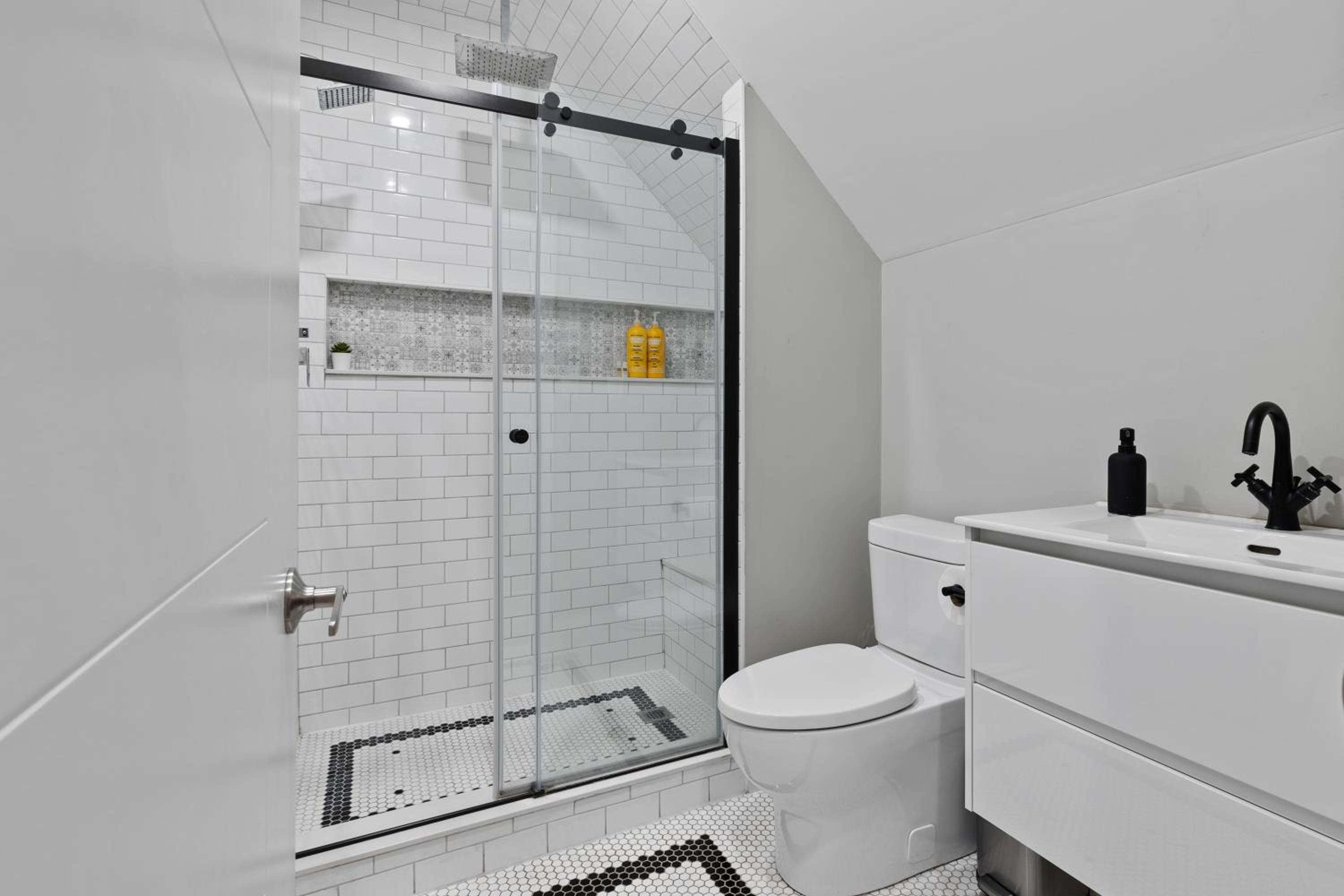 ENTIRE 1 BEDROOM APARTMENT ACROSS FROM GOOGLE - br5
