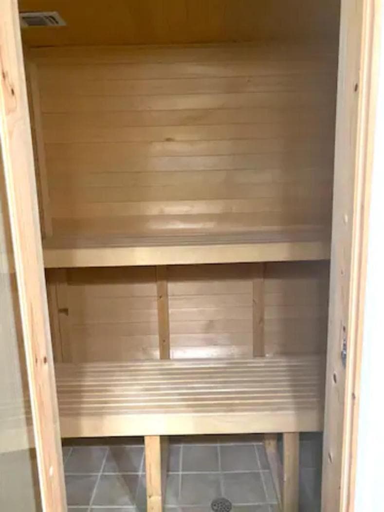 Private Master suite with Sauna and Bathtub