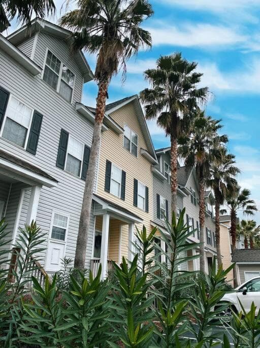 3 Story Lake House Near Historic Downtown