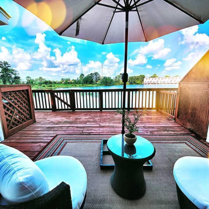 3 Story Lake House Near Historic Downtown