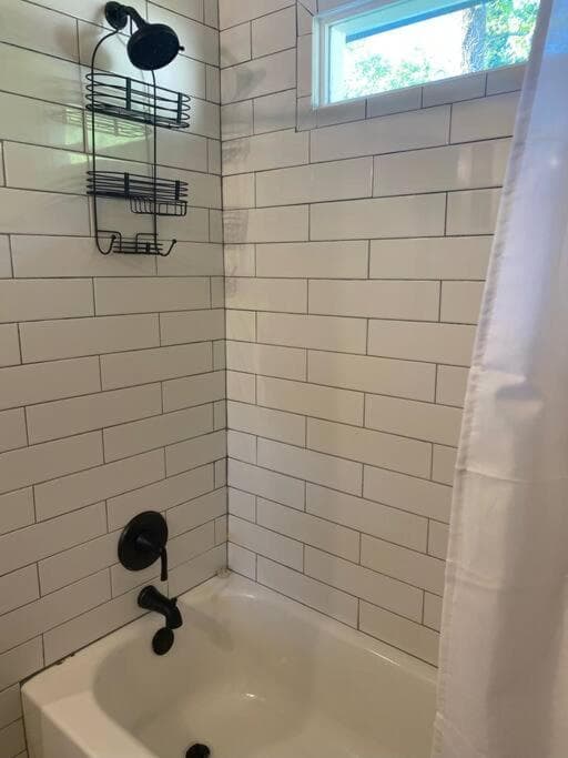 Cozy 2-bedroom Farmhouse with parking on premise