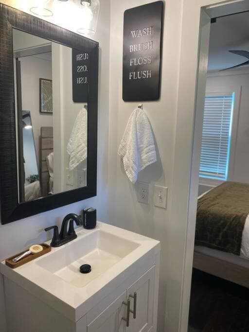 Cozy 2-bedroom Farmhouse with parking on premise
