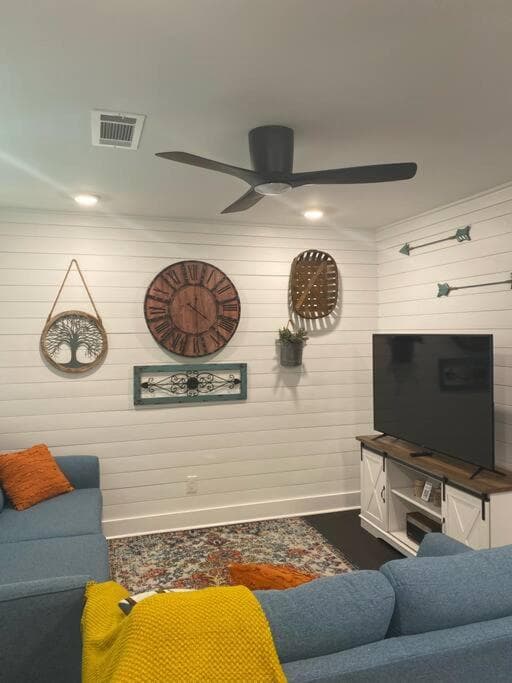 Cozy 2-bedroom Farmhouse with parking on premise