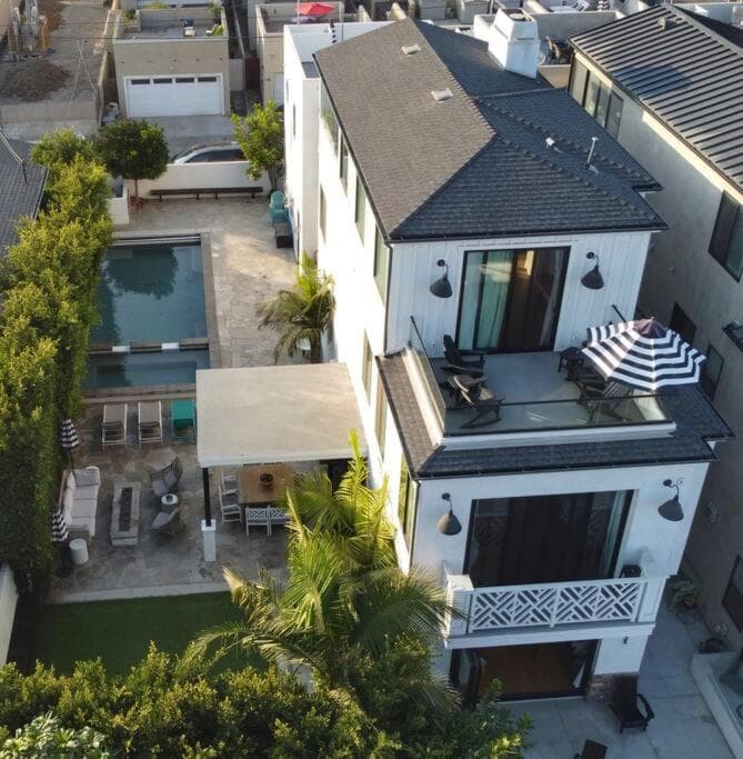 Coastal Paradise . Steps to the beach . Pool . Hot Tub
