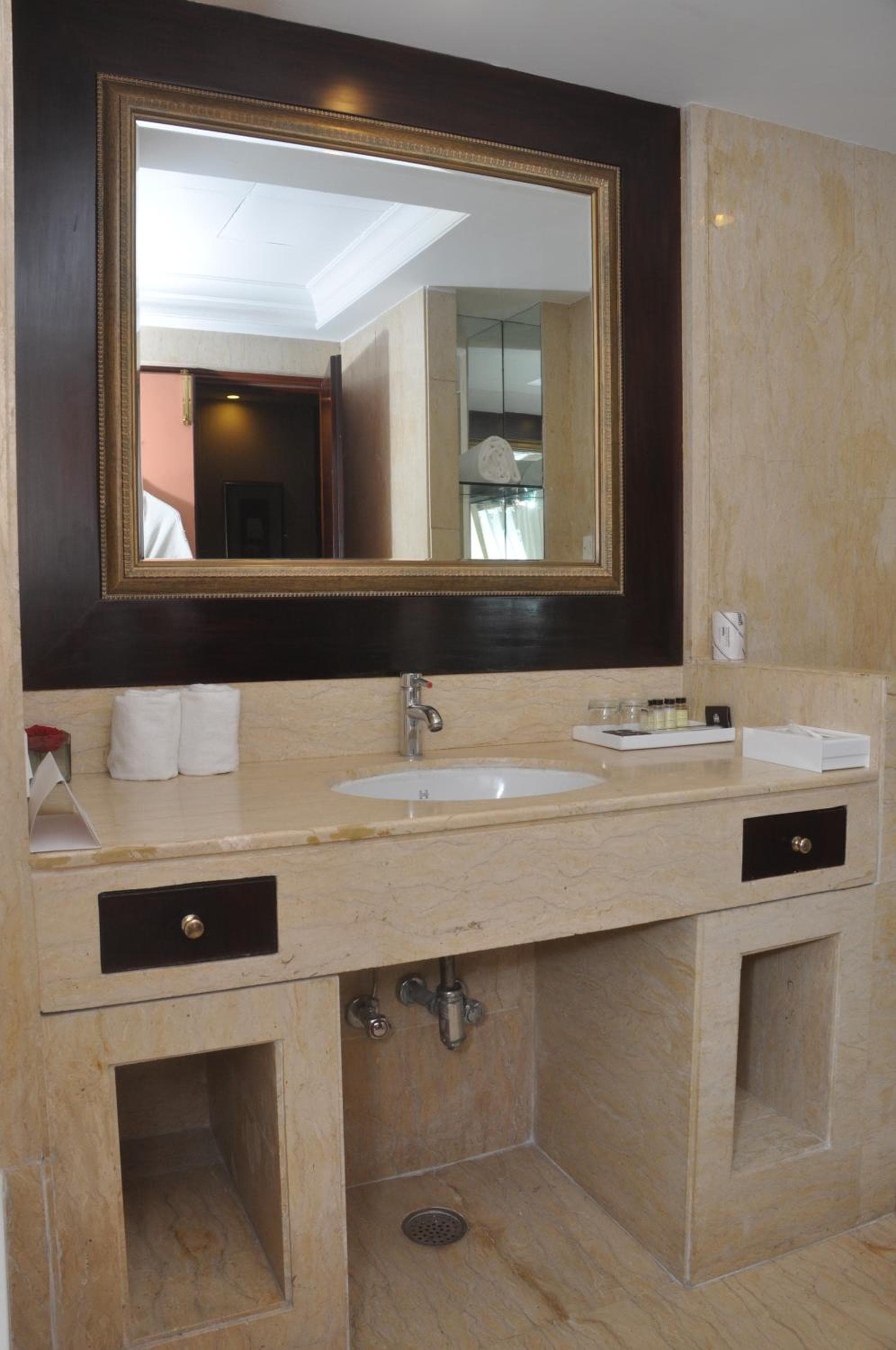 Hotel The Hans - Connaught Place, New Delhi
